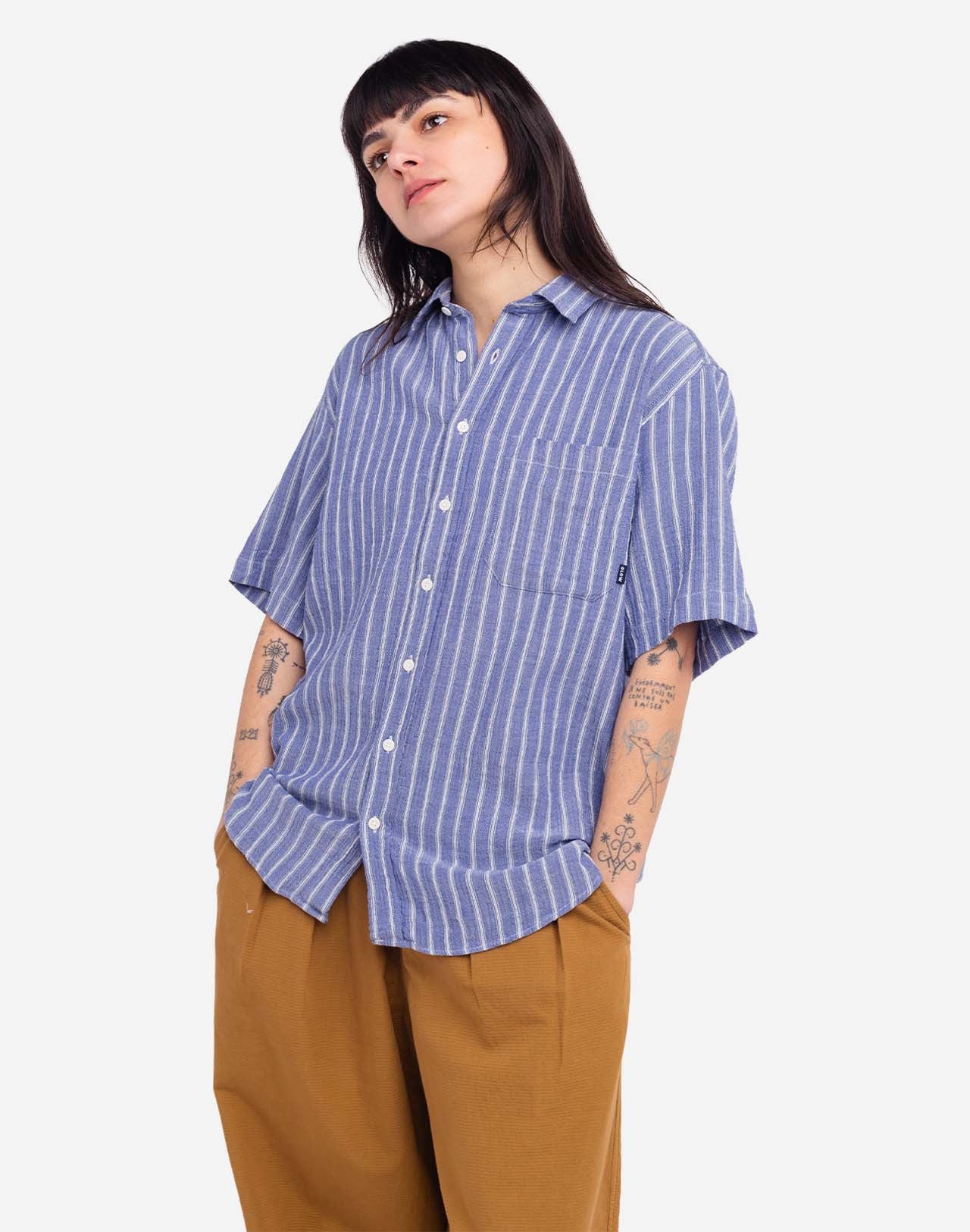 Vertical stripes give this short-sleeved shirt a simple, relaxed, and summery look. Its loose fit creates a fluid silhouette, ideal for the hottest days. Crafted from textured organic cotton gauze, the Lewis Rayée shirt offers a lightweight and breathable fabric.
Composition : 100% organic cotton gauze
