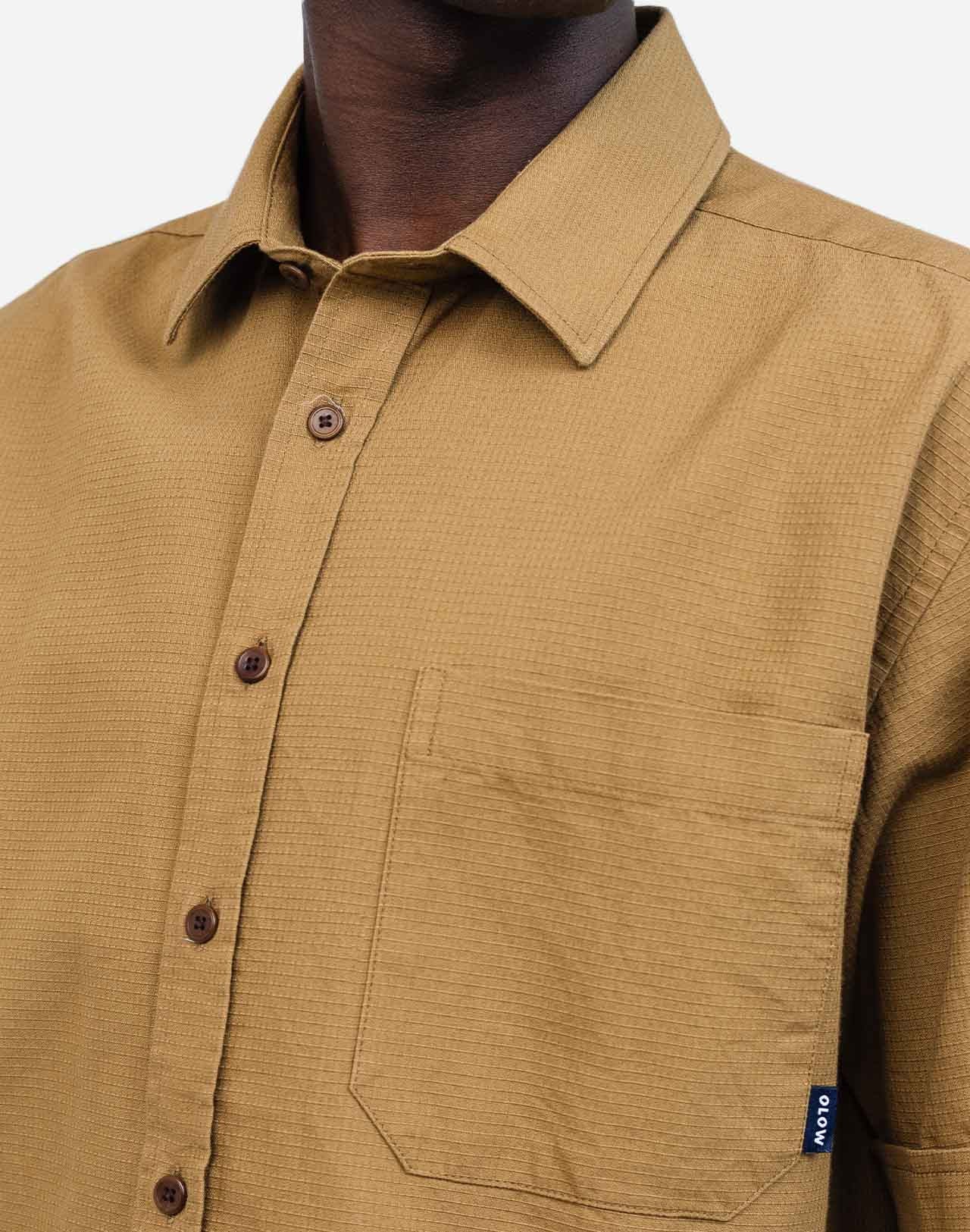 With its earth tone, this short-sleeved shirt brings a sober and natural touch to any summer wardrobe. Its loose fit creates a relaxed silhouette, making it an easy piece for daily wear. Crafted from cotton and featuring corozo buttons, the Lewis Terre shirt offers a comfortable and structured fabric.
