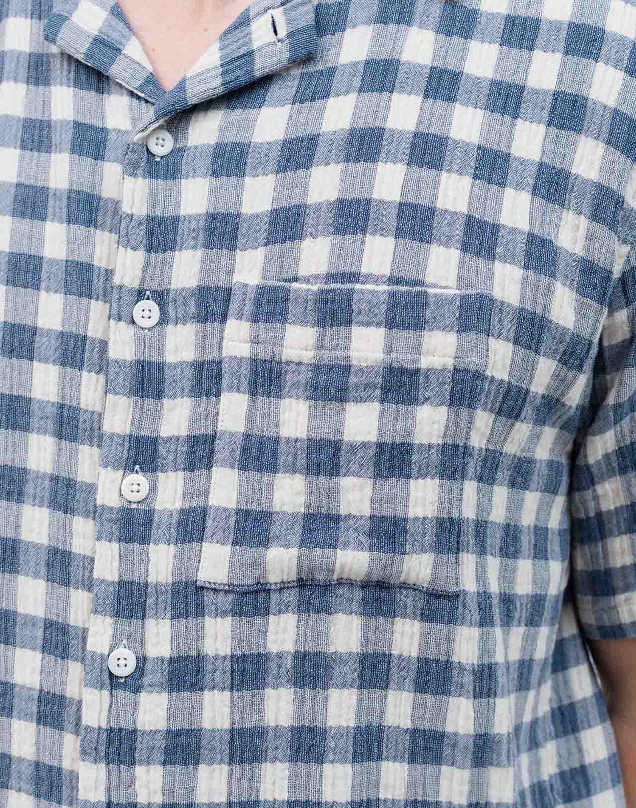 With its checkered pattern, this Hawaiian-cut short-sleeved shirt evokes a sunny summer day. Its fluid and relaxed silhouette makes it an easy piece for daily wear. Crafted from 100% cotton gauze (142g) and featuring corozo buttons, the Aloha Piknik shirt offers a breathable fabric that is soft to the touch. Its chest pocket completes a piece that is easy to style.