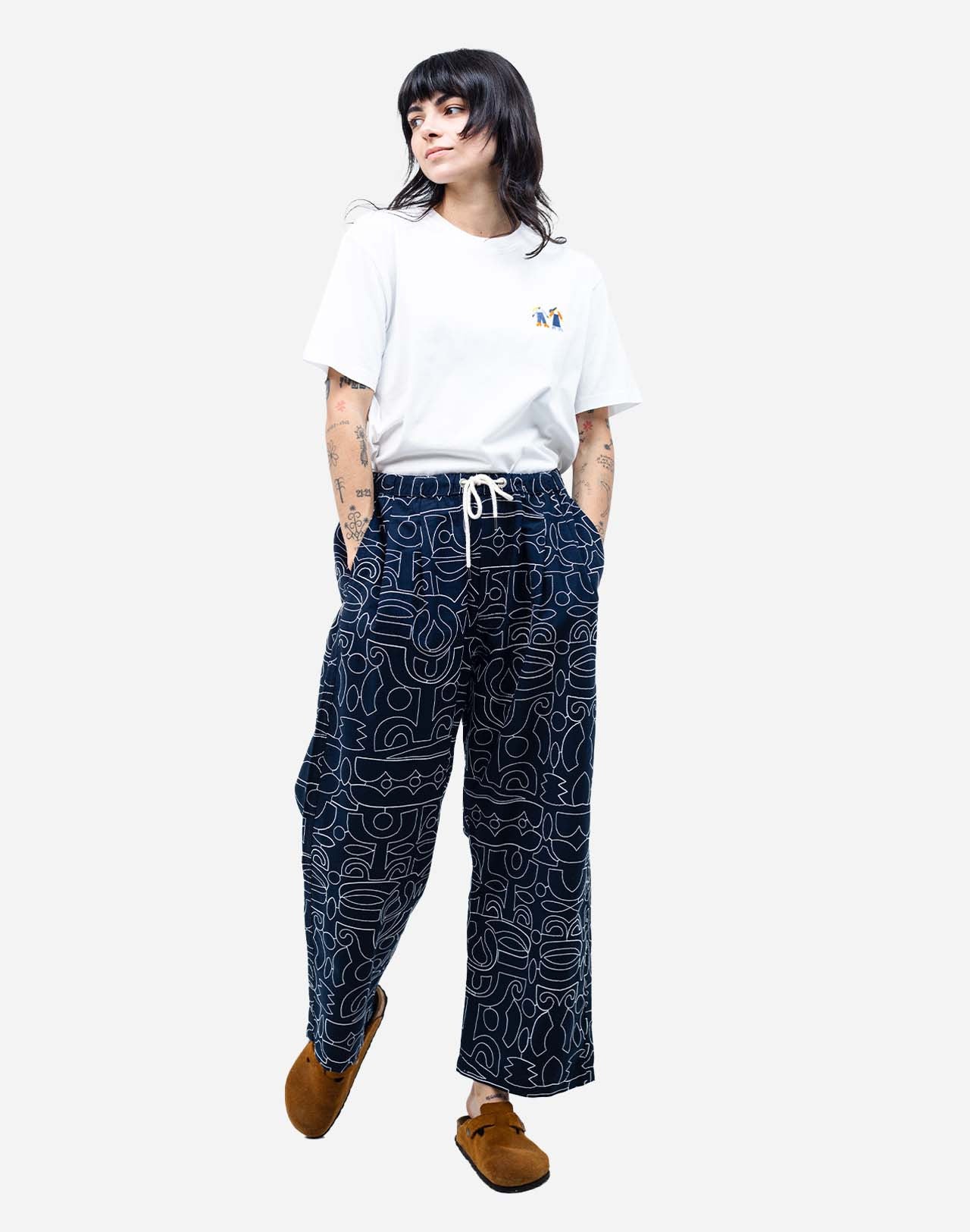 A wide fit, an elasticated waistband, a drawstring, and large pockets, all in a fabric blending organic cotton and recycled polyester, enhanced by an all-over embroidered visual designed by the artist Jeykill. In short, the Bruce model is the perfect illustration of comfort in a pair of trousers.