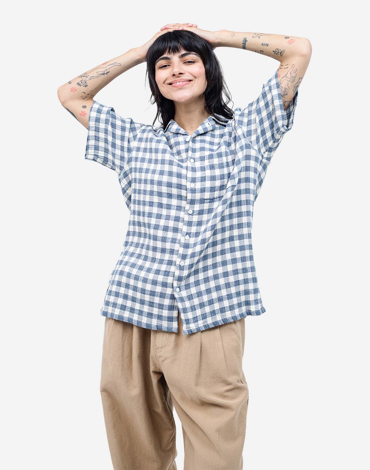 With its checkered pattern, this Hawaiian-cut short-sleeved shirt evokes a sunny summer day. Its fluid and relaxed silhouette makes it an easy piece for daily wear. Crafted from 100% cotton gauze (142g) and featuring corozo buttons, the Aloha Piknik shirt offers a breathable fabric that is soft to the touch. Its chest pocket completes a piece that is easy to style.