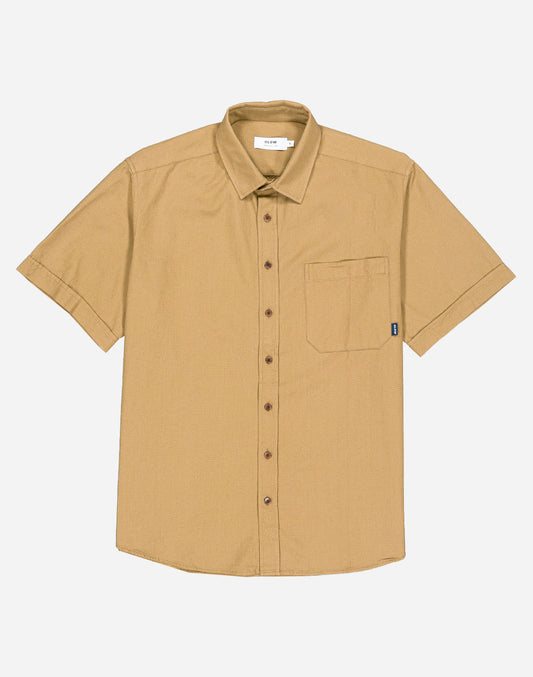 With its earth tone, this short-sleeved shirt brings a sober and natural touch to any summer wardrobe. Its loose fit creates a relaxed silhouette, making it an easy piece for daily wear. Crafted from cotton and featuring corozo buttons, the Lewis Terre shirt offers a comfortable and structured fabric.