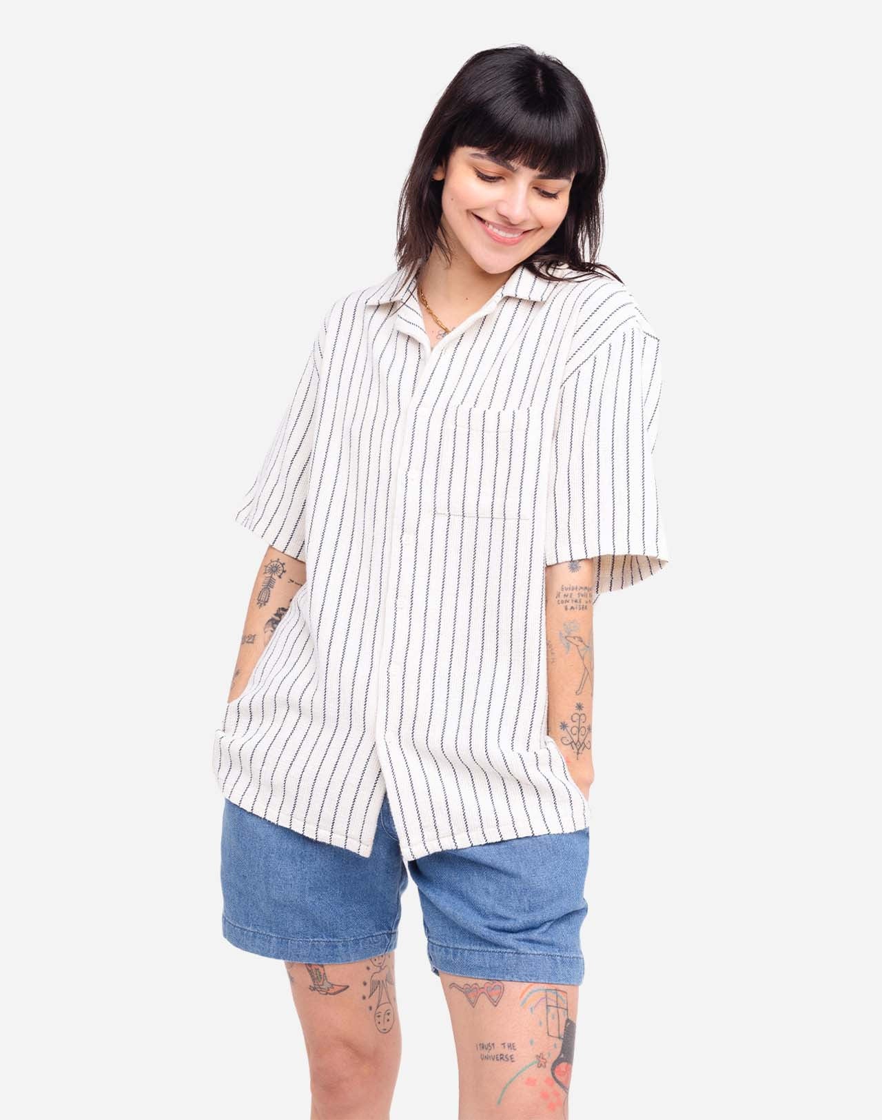 Fine vertical stripes bring a sober and summery elegance to this Hawaiian-cut short-sleeved shirt. A fluid and relaxed silhouette, ideal for sunny days and summer evenings alike. Crafted from 65% cotton and 35% recycled cotton (205g) and featuring corozo buttons, the Aloha Rivas shirt combines the perfect mix of comfort and structure.
