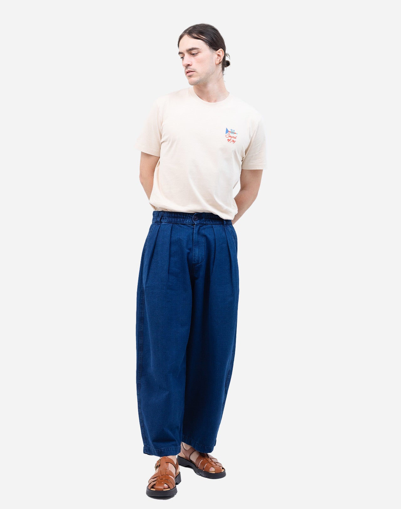 Directly inspired by Japanese wardrobes, the Cargeot model adapts to every style with its loose "balloon pants" fit, large pockets, elasticated waistband, and sturdy organic cotton ripstop fabric.