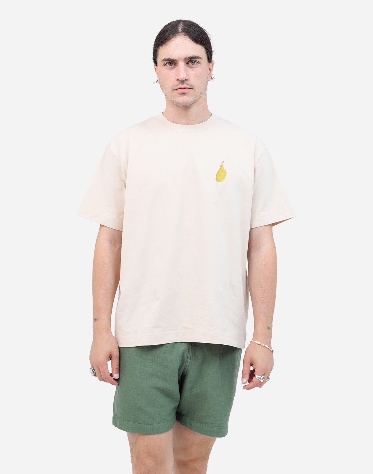 The graphic universe of the artist Simon Landrein, screen printed on the heart and back of this loose GOTS certified organic cotton t-shirt. Here in gray tones, it also exists in cream.