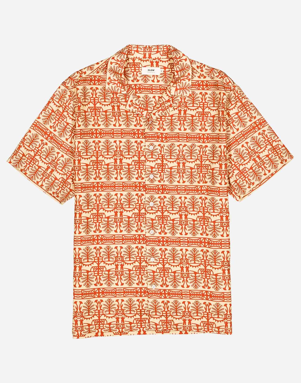 Psychedelic patterns by Florian Gallou, a fluid and natural material (Tencel), and a Hawaiian cut: the ideal combo for summer temperatures. The combination of ocher and brick colors with a loose, straight fit makes the Aloha - Bumba short-sleeved shirt easy to pair with almost anything, from jeans to chinos or shorts.