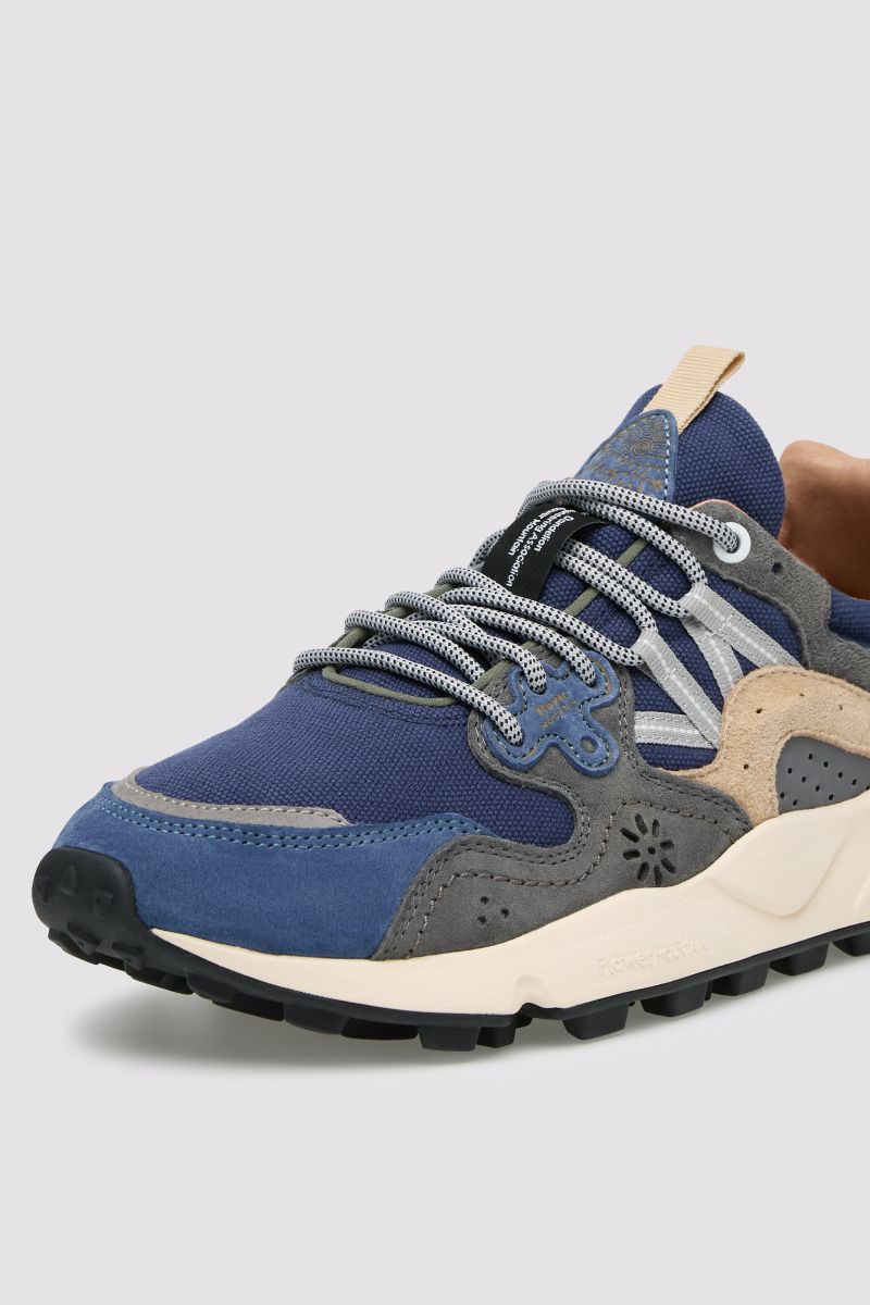 The sneaker with a sporting vocation combines comfort and design thanks to a leather upper and technical fabric that wraps around the foot. The details are reflected in the iconic flower-shaped eyelets. The closure is with laces, for a practical and safe use. Inside, the lining is a mix of leather and fabric, while the cork insole ensures maximum well-being.