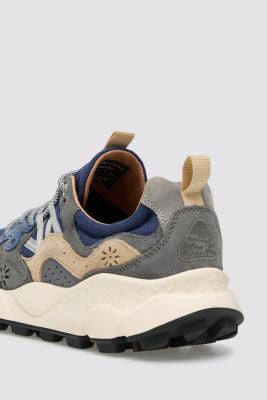 The sneaker with a sporting vocation combines comfort and design thanks to a leather upper and technical fabric that wraps around the foot. The details are reflected in the iconic flower-shaped eyelets. The closure is with laces, for a practical and safe use. Inside, the lining is a mix of leather and fabric, while the cork insole ensures maximum well-being.