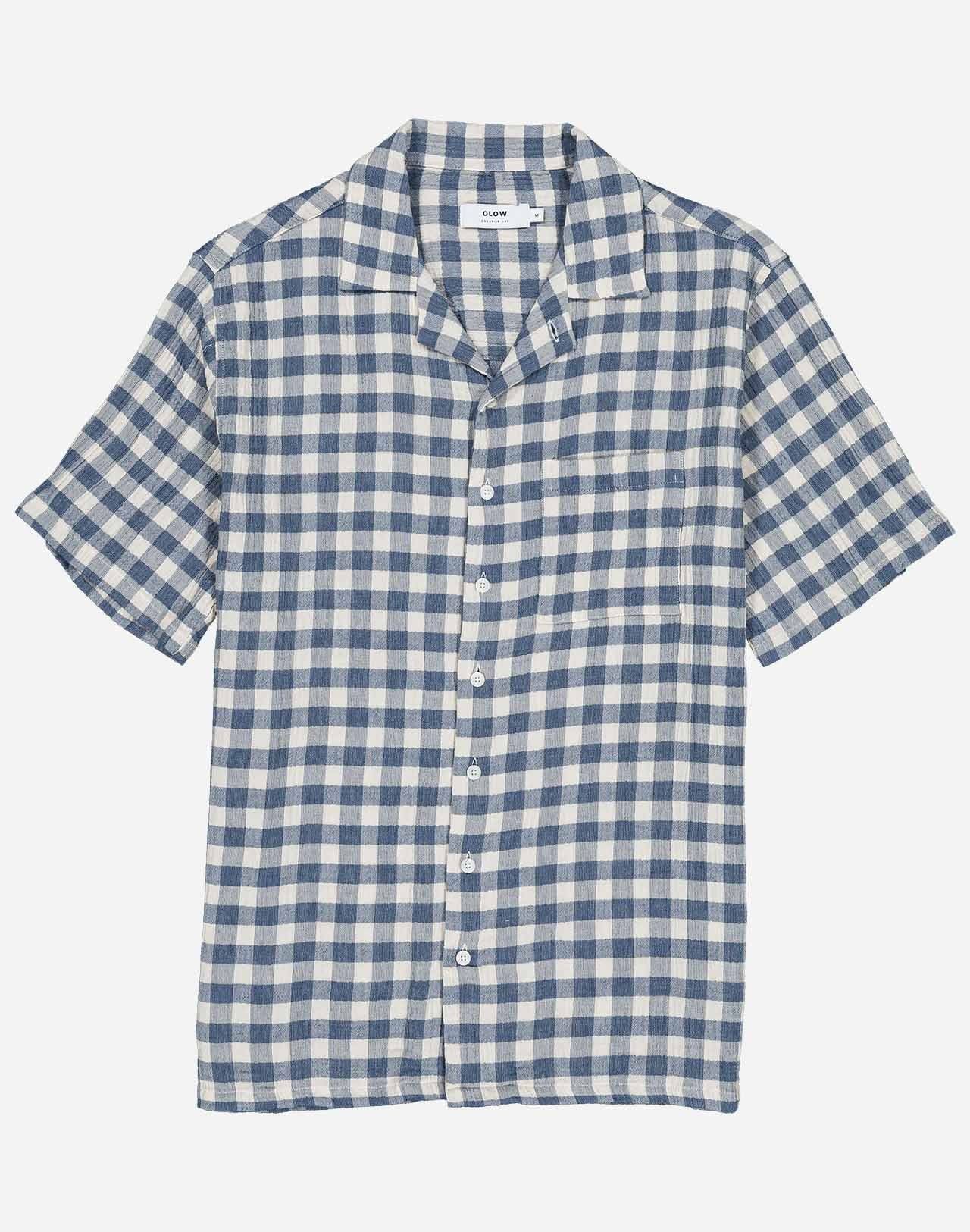 With its checkered pattern, this Hawaiian-cut short-sleeved shirt evokes a sunny summer day. Its fluid and relaxed silhouette makes it an easy piece for daily wear. Crafted from 100% cotton gauze (142g) and featuring corozo buttons, the Aloha Piknik shirt offers a breathable fabric that is soft to the touch. Its chest pocket completes a piece that is easy to style.