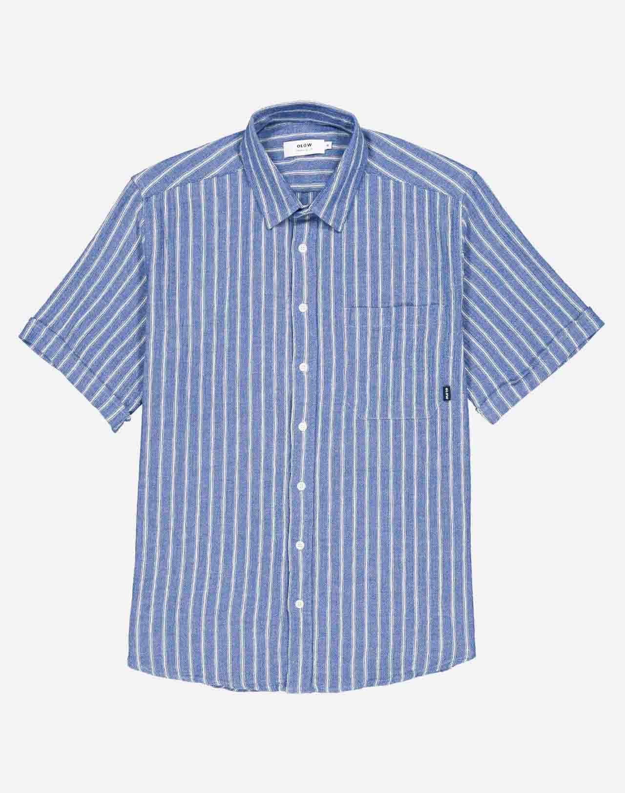 Vertical stripes give this short-sleeved shirt a simple, relaxed, and summery look. Its loose fit creates a fluid silhouette, ideal for the hottest days. Crafted from textured organic cotton gauze, the Lewis Rayée shirt offers a lightweight and breathable fabric.
Composition : 100% organic cotton gauze