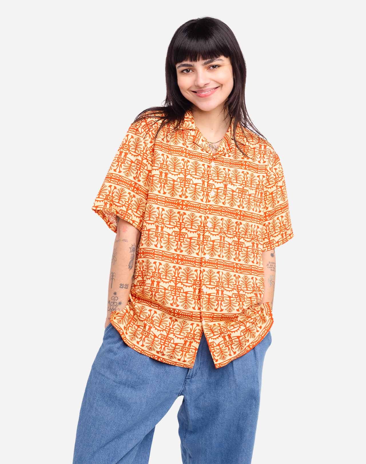 Psychedelic patterns by Florian Gallou, a fluid and natural material (Tencel), and a Hawaiian cut: the ideal combo for summer temperatures. The combination of ocher and brick colors with a loose, straight fit makes the Aloha - Bumba short-sleeved shirt easy to pair with almost anything, from jeans to chinos or shorts.