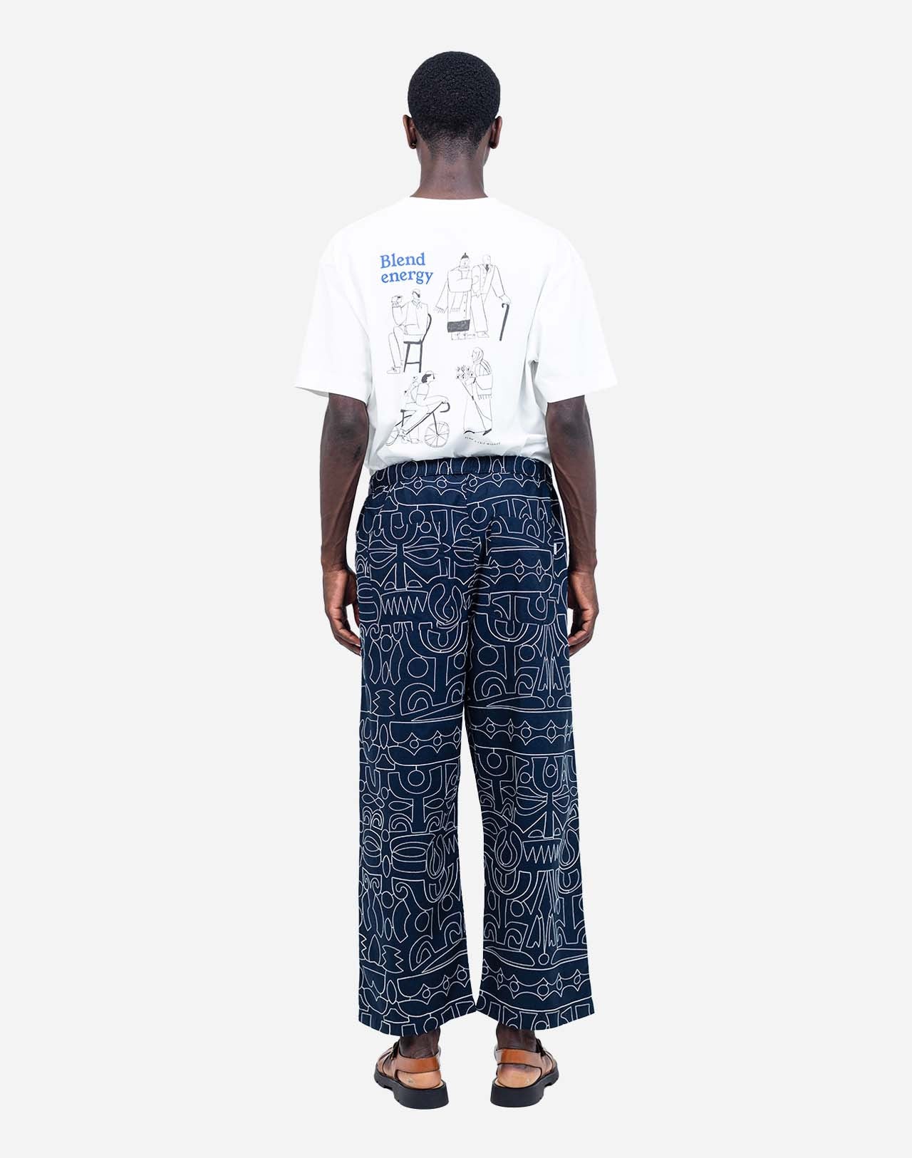 A wide fit, an elasticated waistband, a drawstring, and large pockets, all in a fabric blending organic cotton and recycled polyester, enhanced by an all-over embroidered visual designed by the artist Jeykill. In short, the Bruce model is the perfect illustration of comfort in a pair of trousers.
