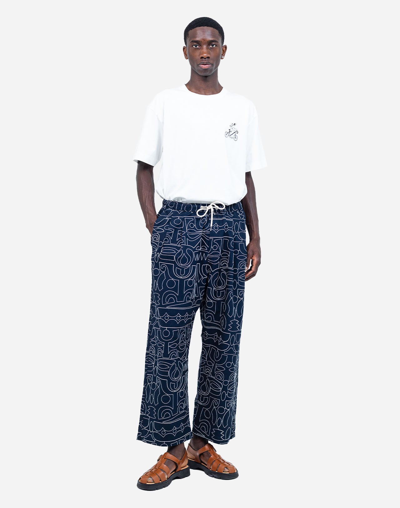 A wide fit, an elasticated waistband, a drawstring, and large pockets, all in a fabric blending organic cotton and recycled polyester, enhanced by an all-over embroidered visual designed by the artist Jeykill. In short, the Bruce model is the perfect illustration of comfort in a pair of trousers.
