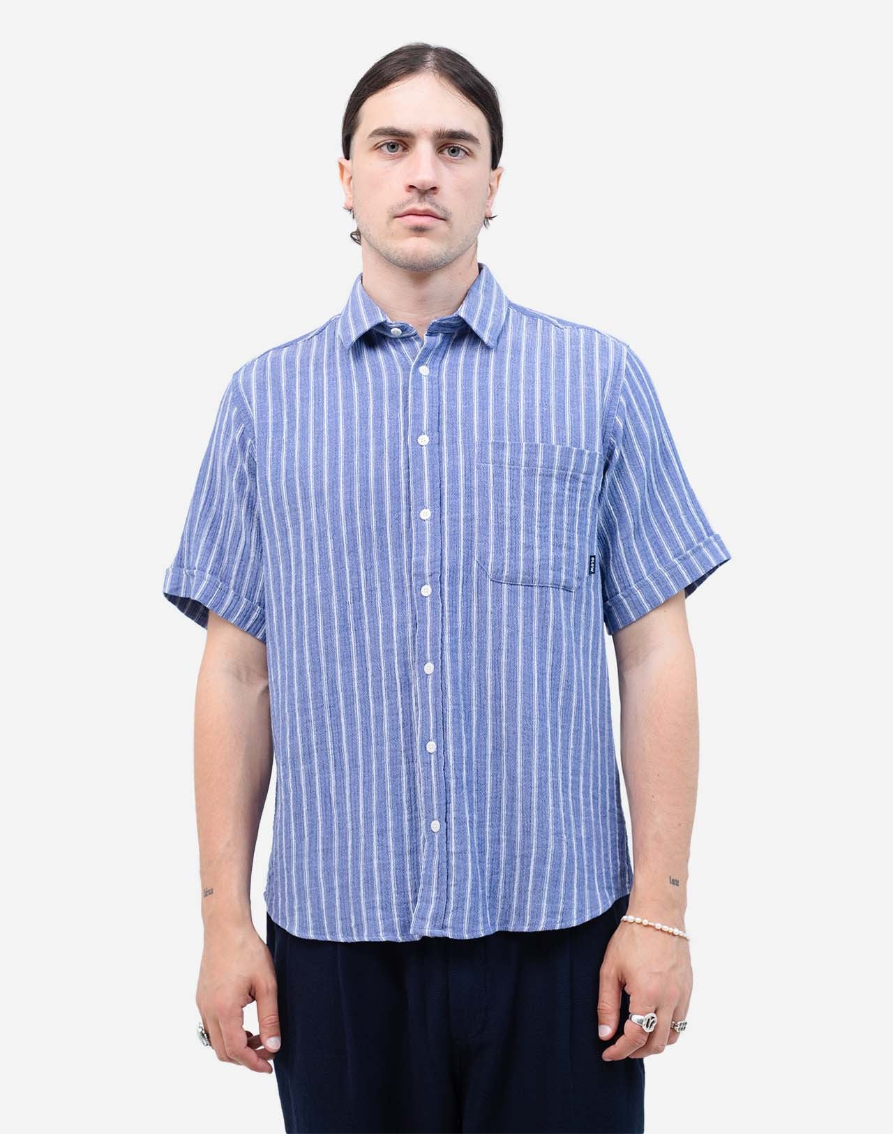 Vertical stripes give this short-sleeved shirt a simple, relaxed, and summery look. Its loose fit creates a fluid silhouette, ideal for the hottest days. Crafted from textured organic cotton gauze, the Lewis Rayée shirt offers a lightweight and breathable fabric.
Composition : 100% organic cotton gauze