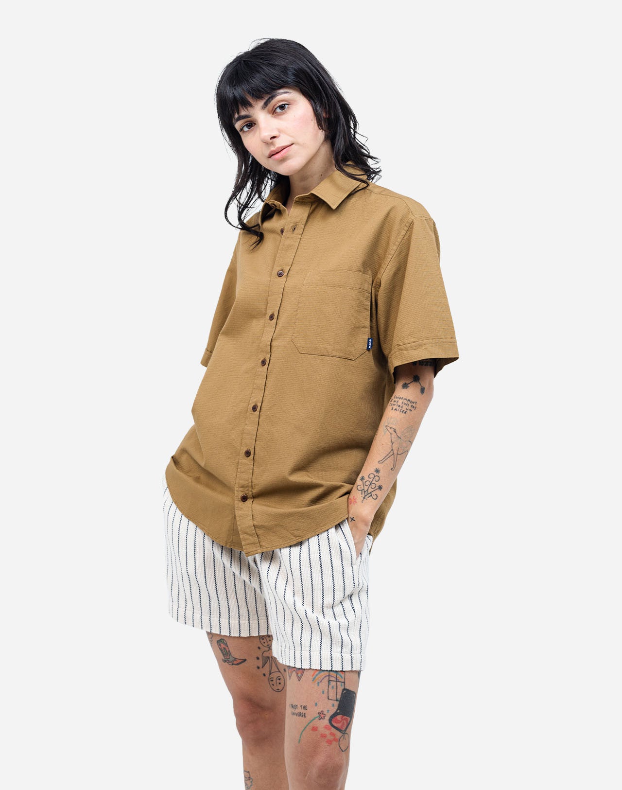 With its earth tone, this short-sleeved shirt brings a sober and natural touch to any summer wardrobe. Its loose fit creates a relaxed silhouette, making it an easy piece for daily wear. Crafted from cotton and featuring corozo buttons, the Lewis Terre shirt offers a comfortable and structured fabric.