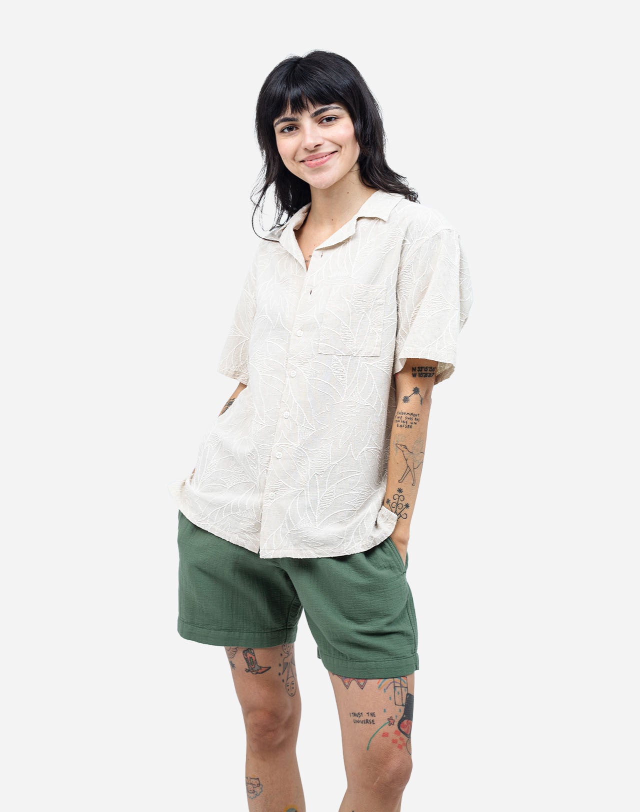 Fine all-over embroideries trace a subtle botanical pattern on this Hawaiian-cut short-sleeved shirt. A summery, bright, and relaxed silhouette, carried by a soft ecru shade that is easy to integrate into any summer wardrobe. Crafted from a lightweight, textured fabric, the Aloha Welli shirt combines comfort and structure.