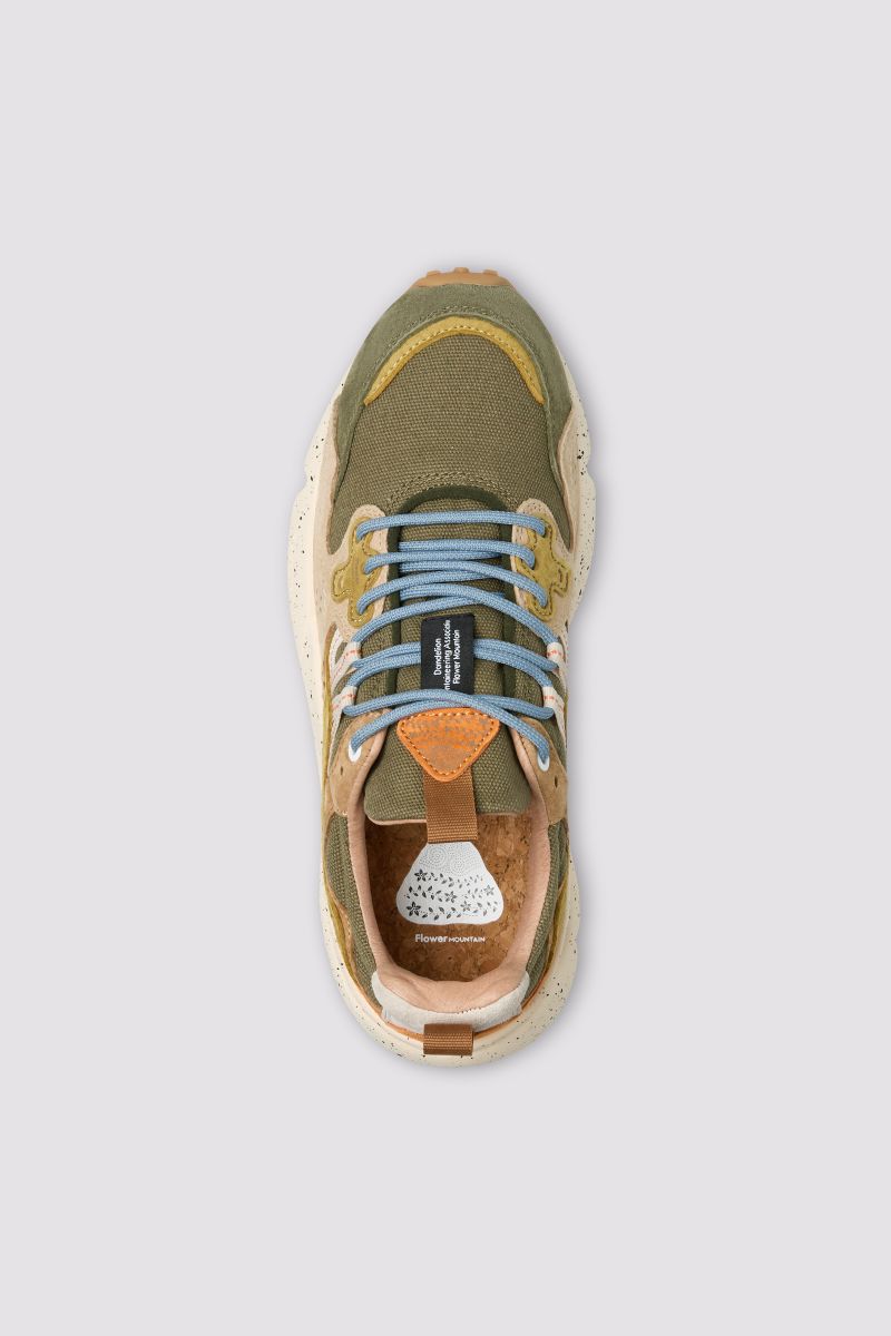 Sneaker with suede upper and technical fabric, perfect for urban use with outdoor character. Shaped flower-shaped eyelets and lace closure. The inner lining combines leather and fabric to ensure comfort and breathability. Inner insole made of cork, which ensures daily comfort. Ultra-light rubber bottom for optimal grip.