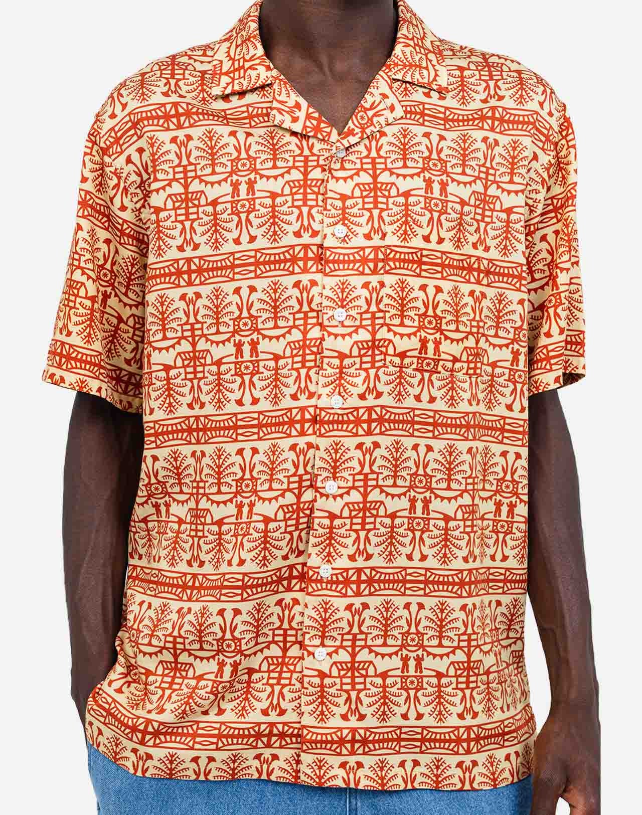 Psychedelic patterns by Florian Gallou, a fluid and natural material (Tencel), and a Hawaiian cut: the ideal combo for summer temperatures. The combination of ocher and brick colors with a loose, straight fit makes the Aloha - Bumba short-sleeved shirt easy to pair with almost anything, from jeans to chinos or shorts.