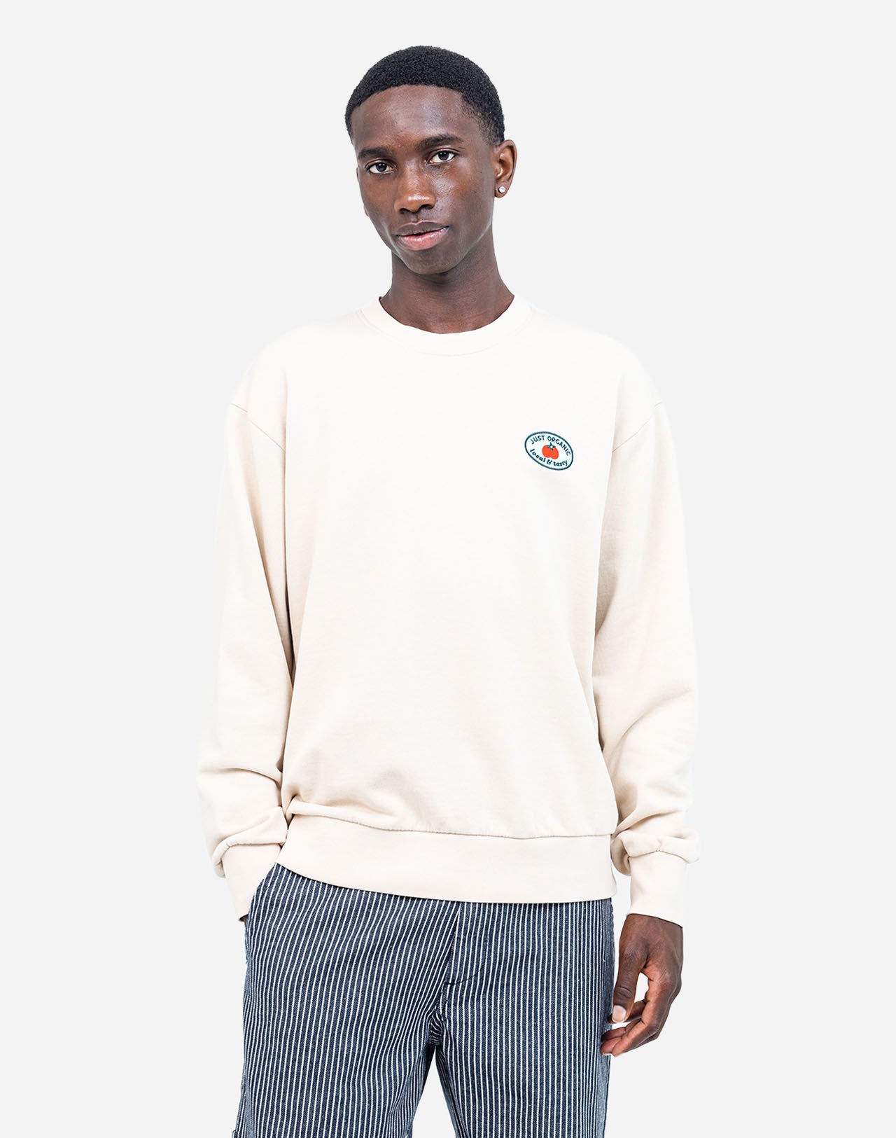 Loose-fit sweatshirt, crafted from GOTS-certified organic cotton fleece with a soft touch. Ribbed trims define the silhouette. At its heart, an embroidered patch, and on the back, felt inserts add depth to the illustration by artist Caìt McEniff.