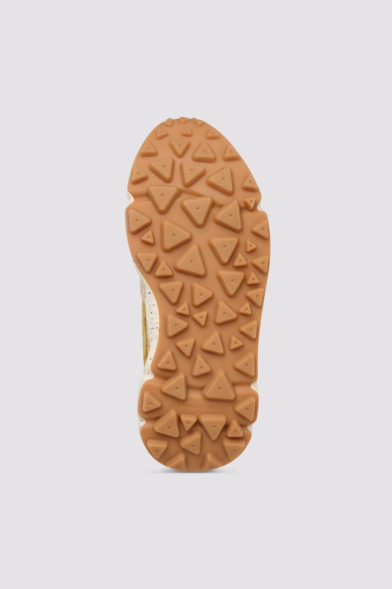 Sneaker with suede upper and technical fabric, perfect for urban use with outdoor character. Shaped flower-shaped eyelets and lace closure. The inner lining combines leather and fabric to ensure comfort and breathability. Inner insole made of cork, which ensures daily comfort. Ultra-light rubber bottom for optimal grip.