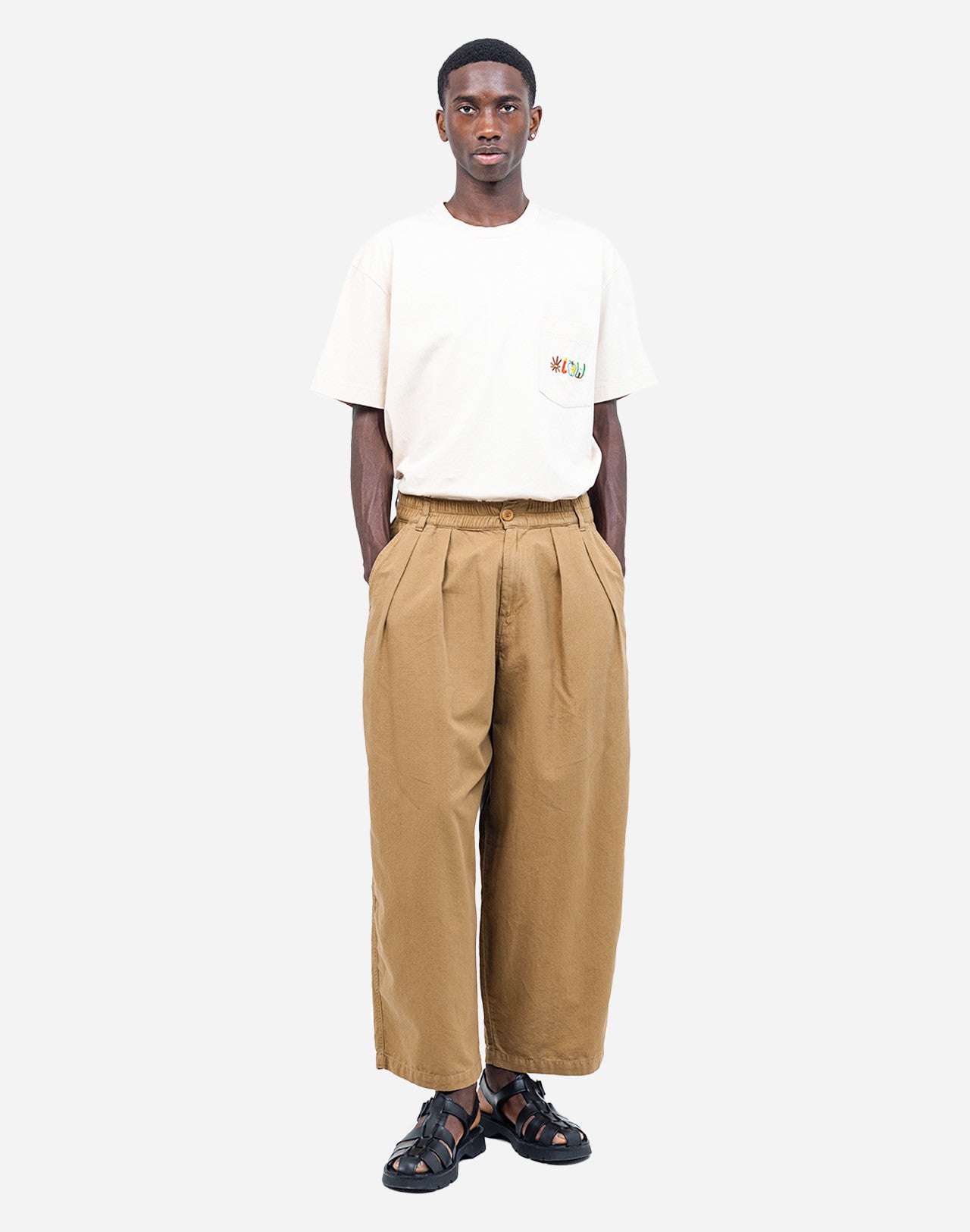 Directly inspired by Japanese wardrobes, the Cargeot model adapts to every style with its loose "balloon pants" fit, large pockets, elasticated waistband, and sturdy organic cotton ripstop fabric.
