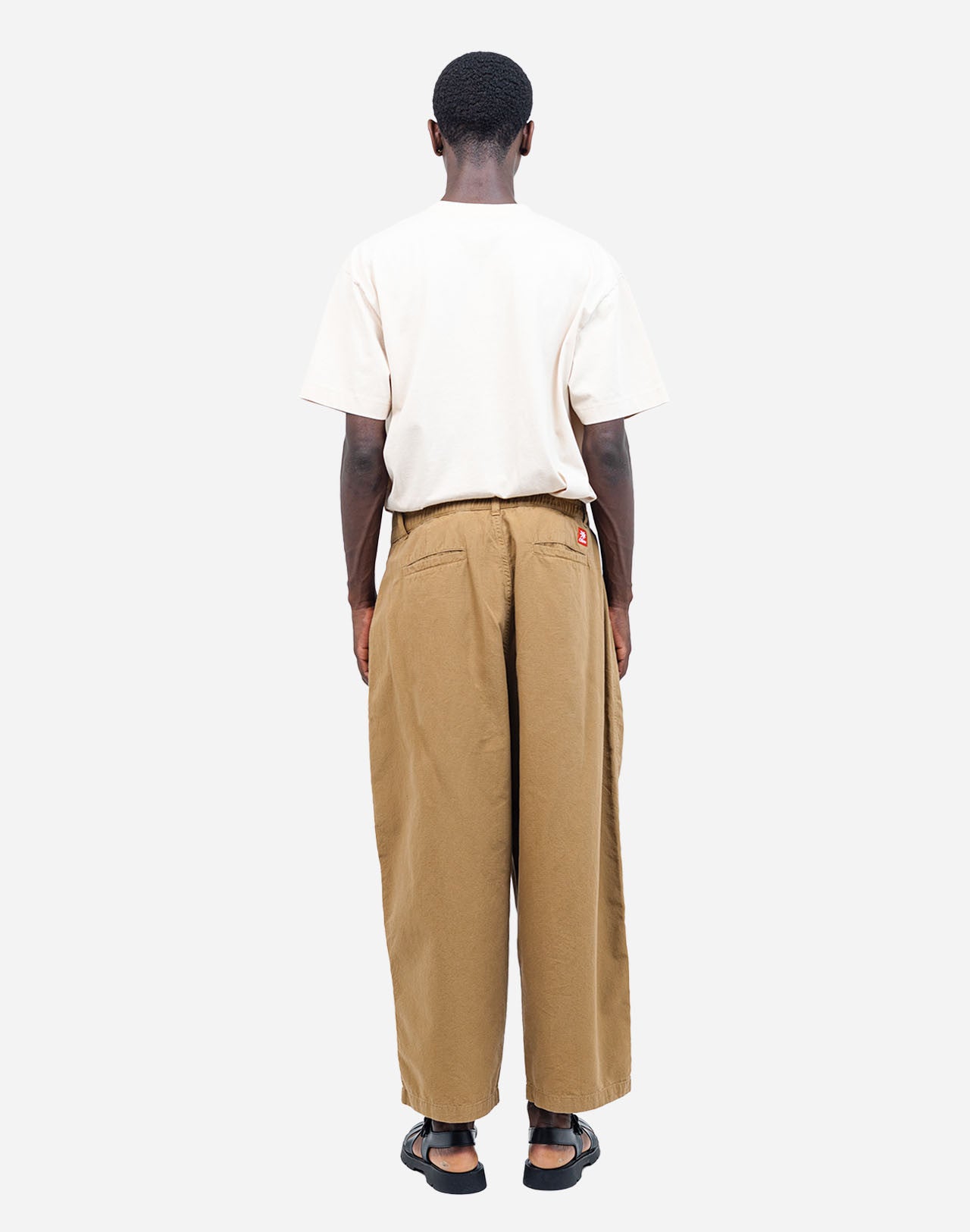 Directly inspired by Japanese wardrobes, the Cargeot model adapts to every style with its loose "balloon pants" fit, large pockets, elasticated waistband, and sturdy organic cotton ripstop fabric.
