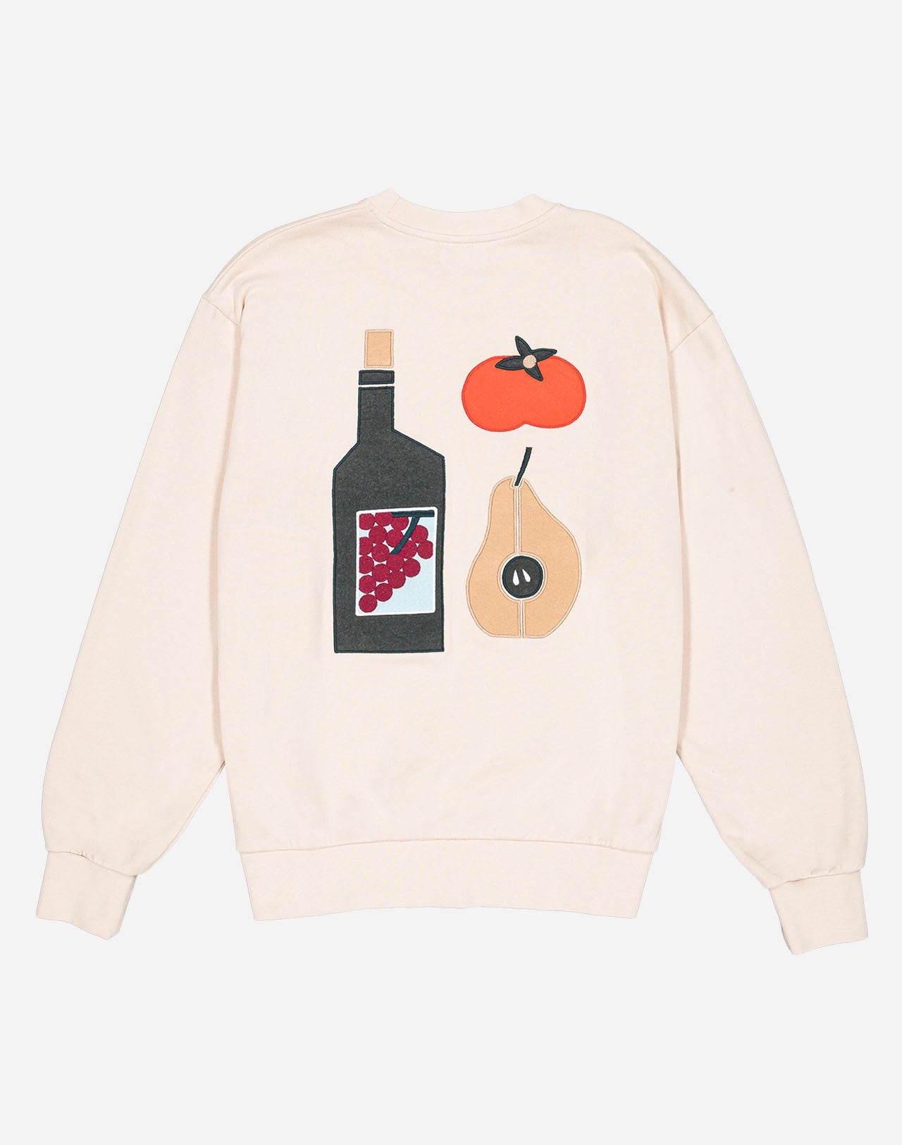 Loose-fit sweatshirt, crafted from GOTS-certified organic cotton fleece with a soft touch. Ribbed trims define the silhouette. At its heart, an embroidered patch, and on the back, felt inserts add depth to the illustration by artist Caìt McEniff.