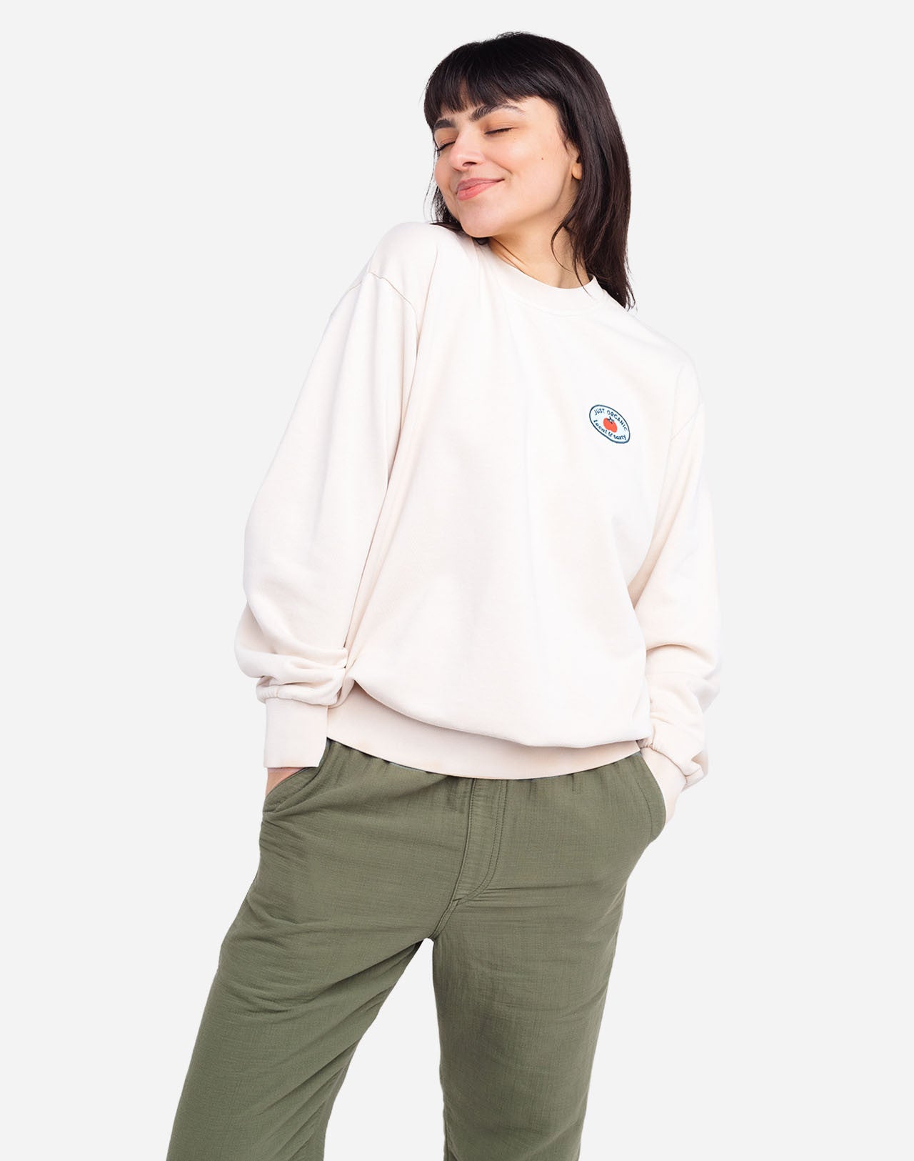 Loose-fit sweatshirt, crafted from GOTS-certified organic cotton fleece with a soft touch. Ribbed trims define the silhouette. At its heart, an embroidered patch, and on the back, felt inserts add depth to the illustration by artist Caìt McEniff.