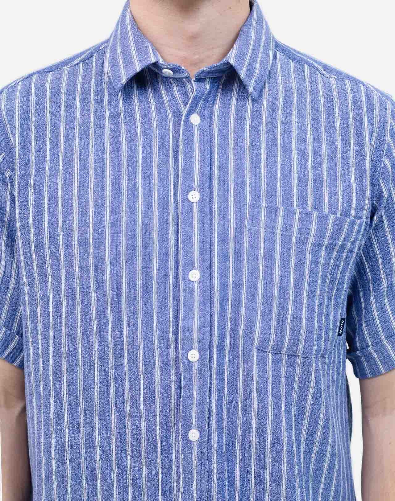Vertical stripes give this short-sleeved shirt a simple, relaxed, and summery look. Its loose fit creates a fluid silhouette, ideal for the hottest days. Crafted from textured organic cotton gauze, the Lewis Rayée shirt offers a lightweight and breathable fabric.
Composition : 100% organic cotton gauze