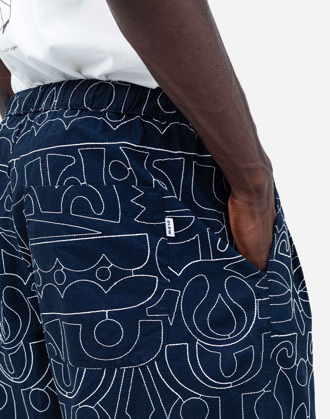 A wide fit, an elasticated waistband, a drawstring, and large pockets, all in a fabric blending organic cotton and recycled polyester, enhanced by an all-over embroidered visual designed by the artist Jeykill. In short, the Bruce model is the perfect illustration of comfort in a pair of trousers.
