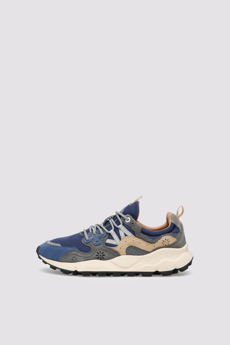 The sneaker with a sporting vocation combines comfort and design thanks to a leather upper and technical fabric that wraps around the foot. The details are reflected in the iconic flower-shaped eyelets. The closure is with laces, for a practical and safe use. Inside, the lining is a mix of leather and fabric, while the cork insole ensures maximum well-being.