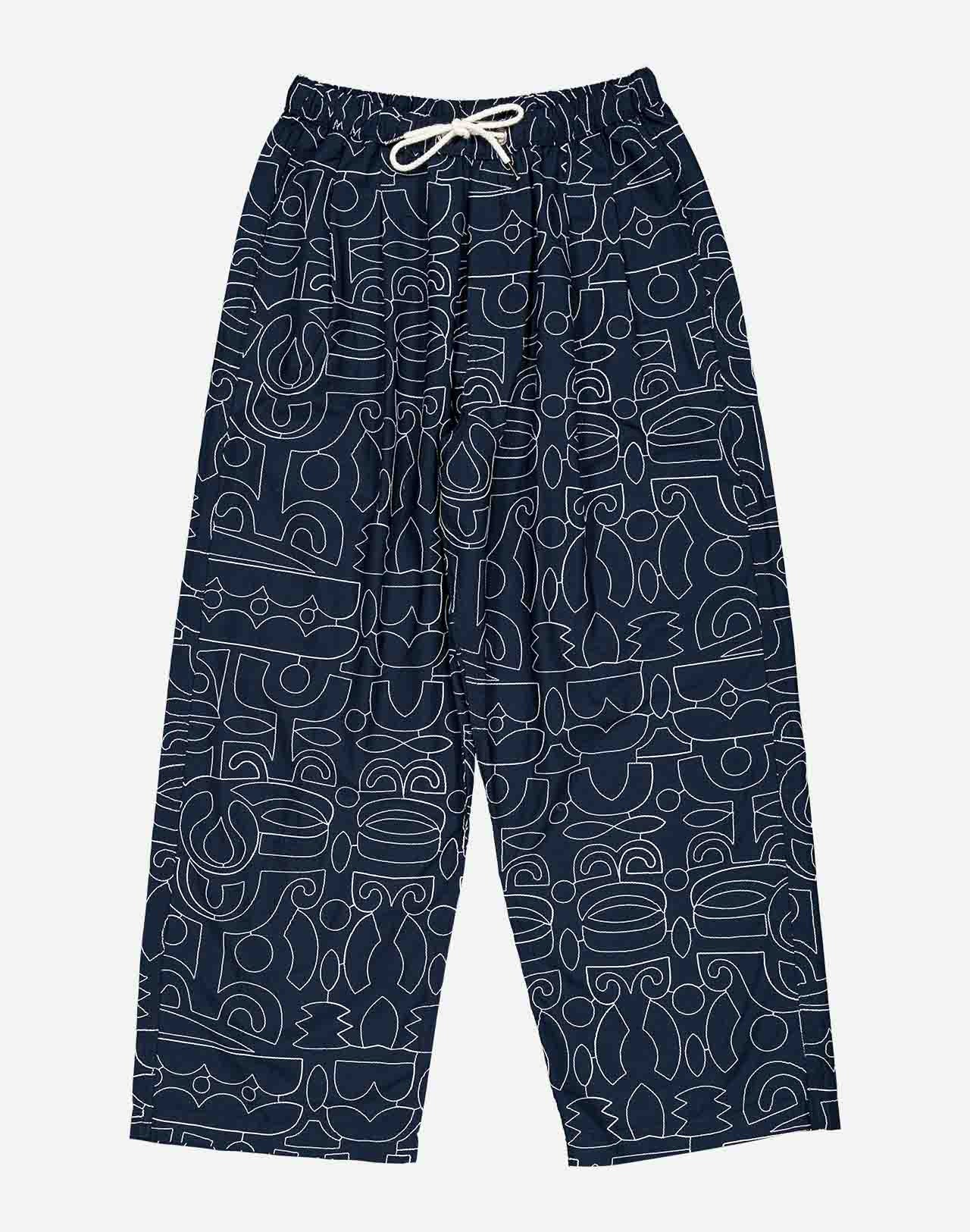 A wide fit, an elasticated waistband, a drawstring, and large pockets, all in a fabric blending organic cotton and recycled polyester, enhanced by an all-over embroidered visual designed by the artist Jeykill. In short, the Bruce model is the perfect illustration of comfort in a pair of trousers.
