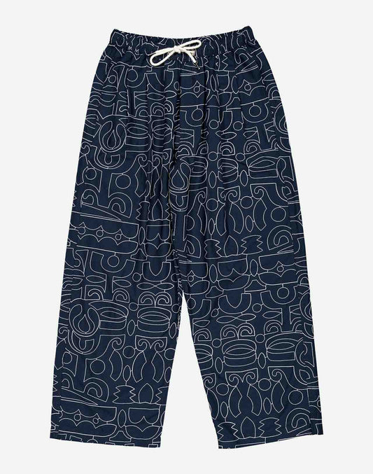 A wide fit, an elasticated waistband, a drawstring, and large pockets, all in a fabric blending organic cotton and recycled polyester, enhanced by an all-over embroidered visual designed by the artist Jeykill. In short, the Bruce model is the perfect illustration of comfort in a pair of trousers.
