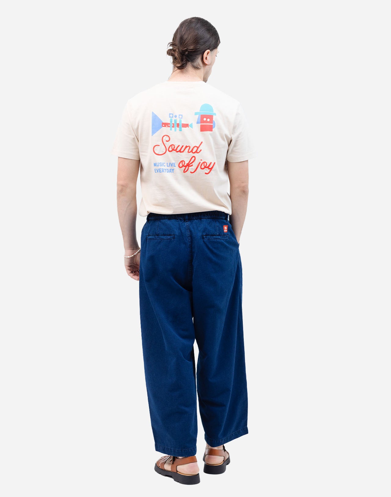 Directly inspired by Japanese wardrobes, the Cargeot model adapts to every style with its loose "balloon pants" fit, large pockets, elasticated waistband, and sturdy organic cotton ripstop fabric.