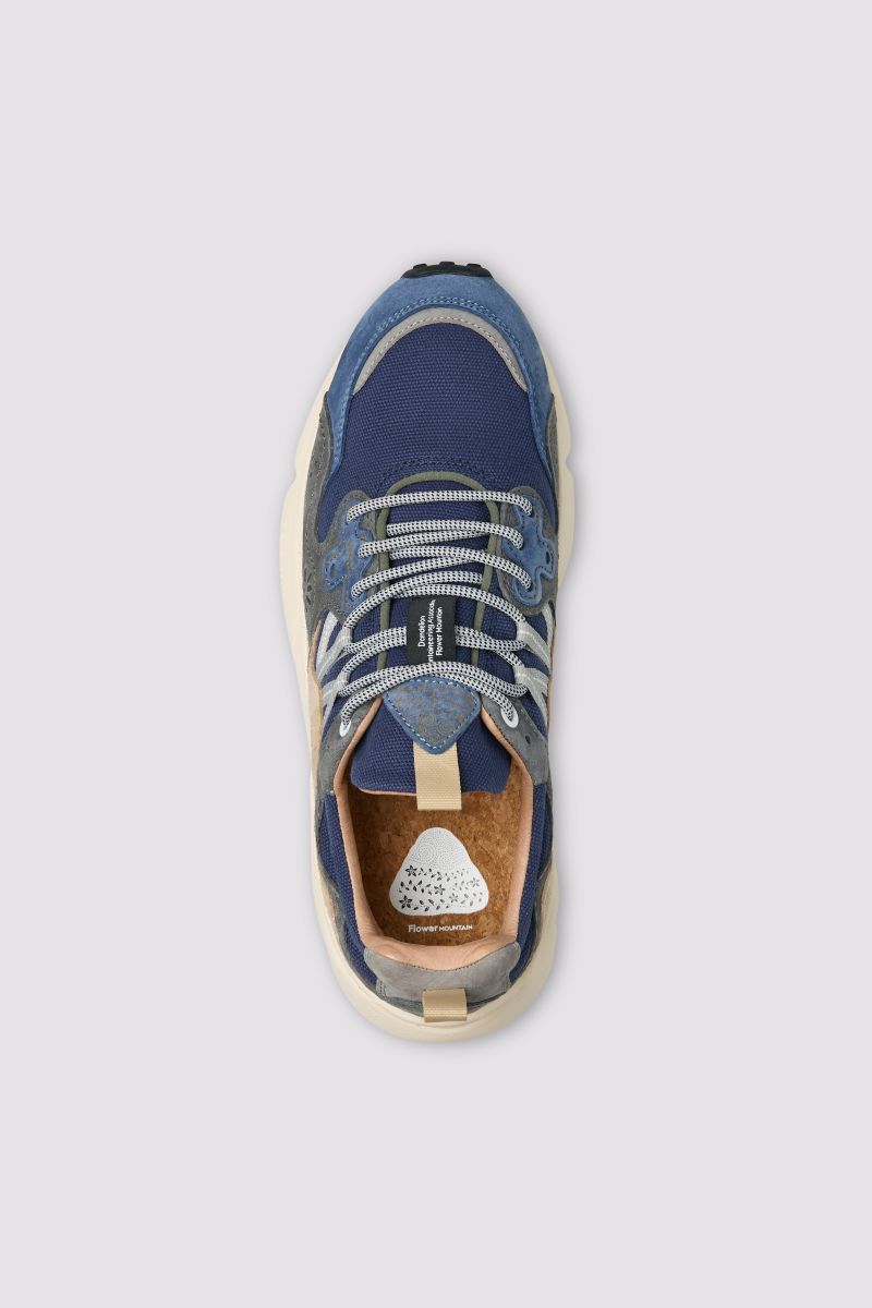 The sneaker with a sporting vocation combines comfort and design thanks to a leather upper and technical fabric that wraps around the foot. The details are reflected in the iconic flower-shaped eyelets. The closure is with laces, for a practical and safe use. Inside, the lining is a mix of leather and fabric, while the cork insole ensures maximum well-being.
