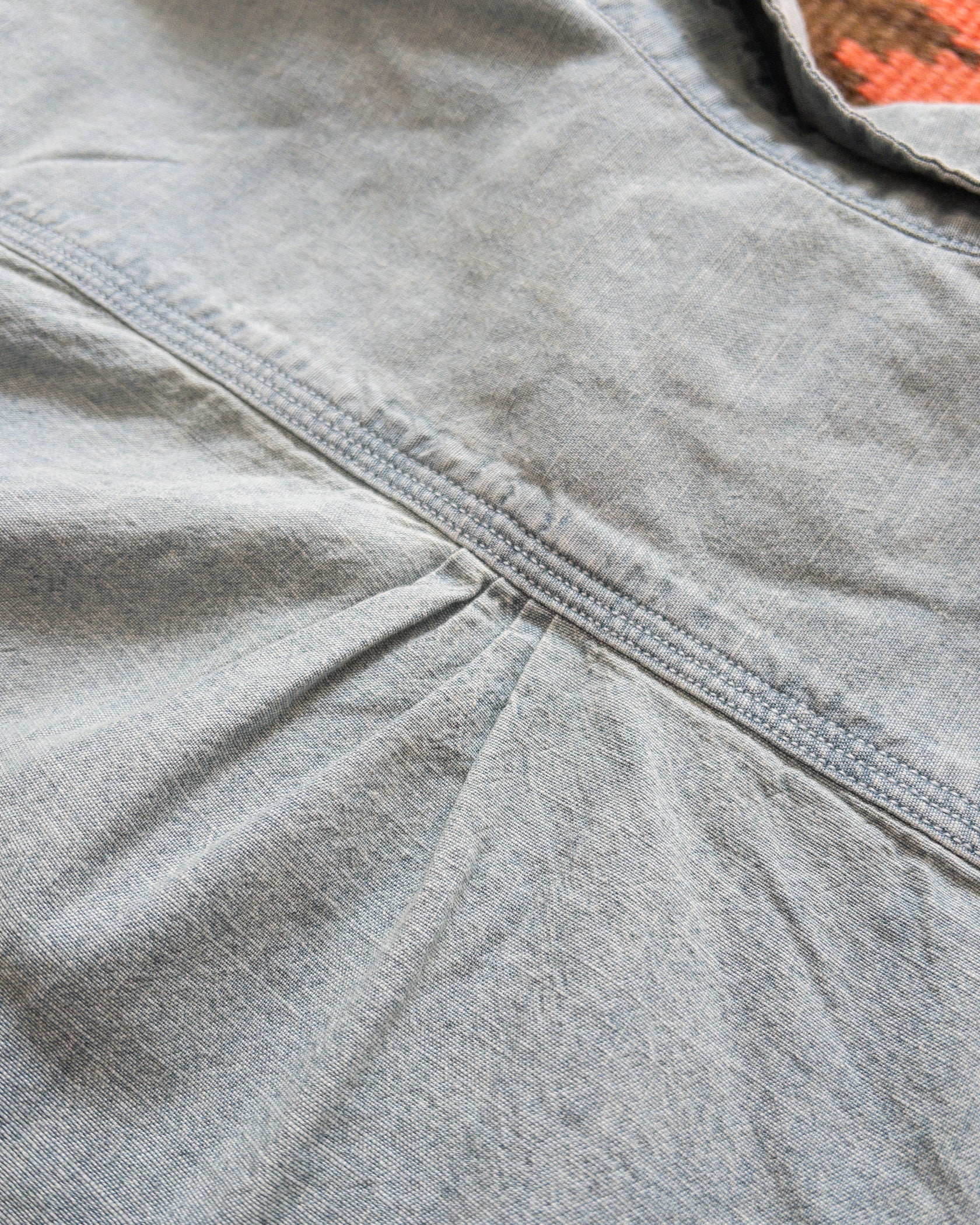 I know we say this again and again, but this is a true classic. Hardy chambray shirts were the workforce shirt used by everyone from US Naval Sailors, railroad workers out west, to grainbasket farmers and their families. Loved by Paul Newman in "Cool Hand Luke" and evolved into a Rivera staple in the 60s and 70s. Chambray pairs equally well with blue jeans as it does with khakis and suitings. The Wythe chambray used indigo dyed yarns chosen carefully for their irregular slubs to retain the same character as