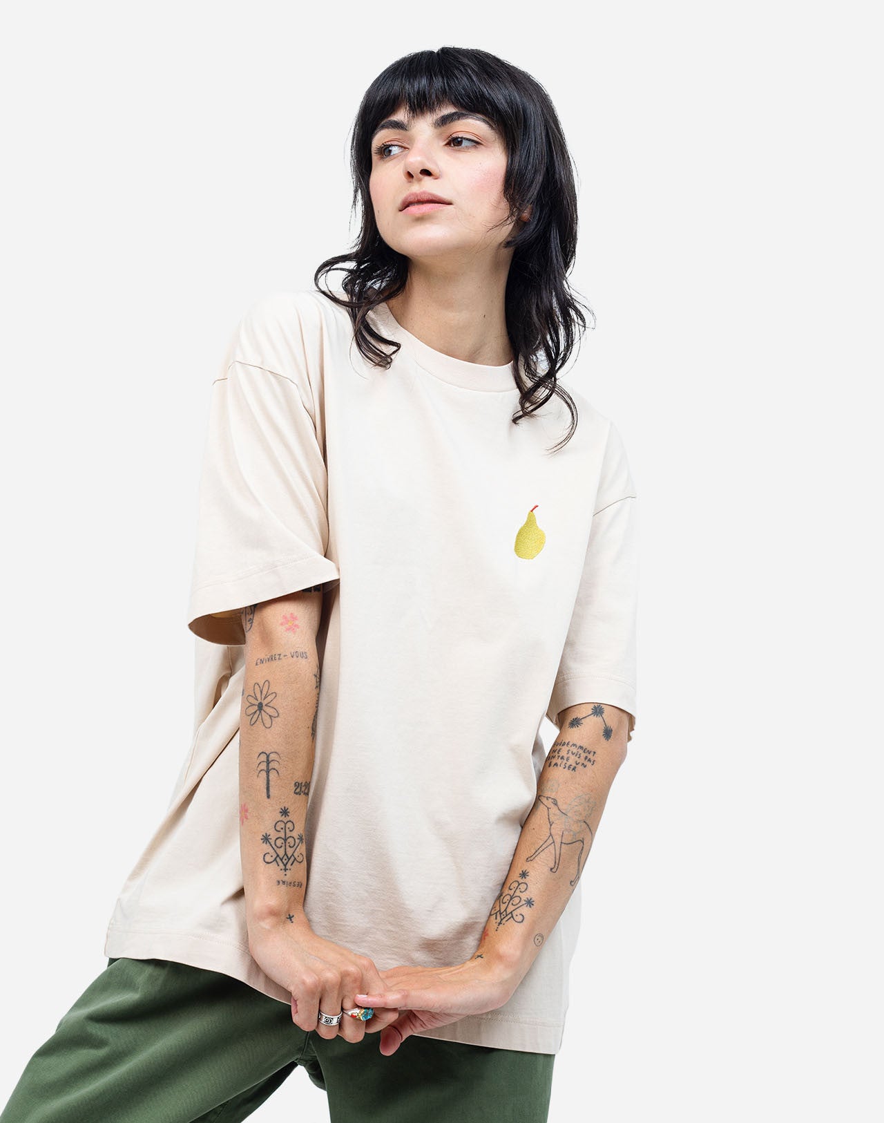 The graphic universe of the artist Simon Landrein, screen printed on the heart and back of this loose GOTS certified organic cotton t-shirt. Here in gray tones, it also exists in cream.