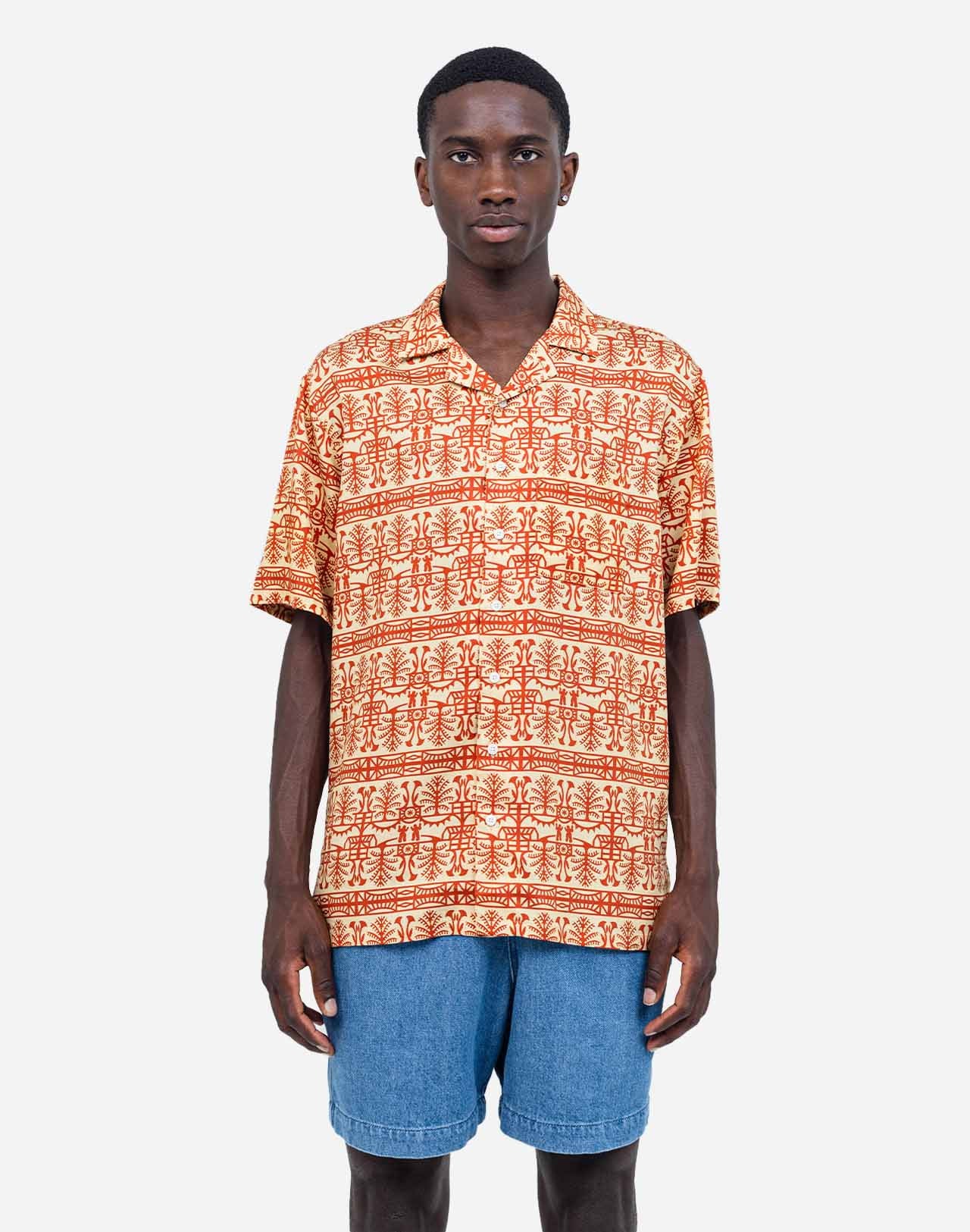 Psychedelic patterns by Florian Gallou, a fluid and natural material (Tencel), and a Hawaiian cut: the ideal combo for summer temperatures. The combination of ocher and brick colors with a loose, straight fit makes the Aloha - Bumba short-sleeved shirt easy to pair with almost anything, from jeans to chinos or shorts.