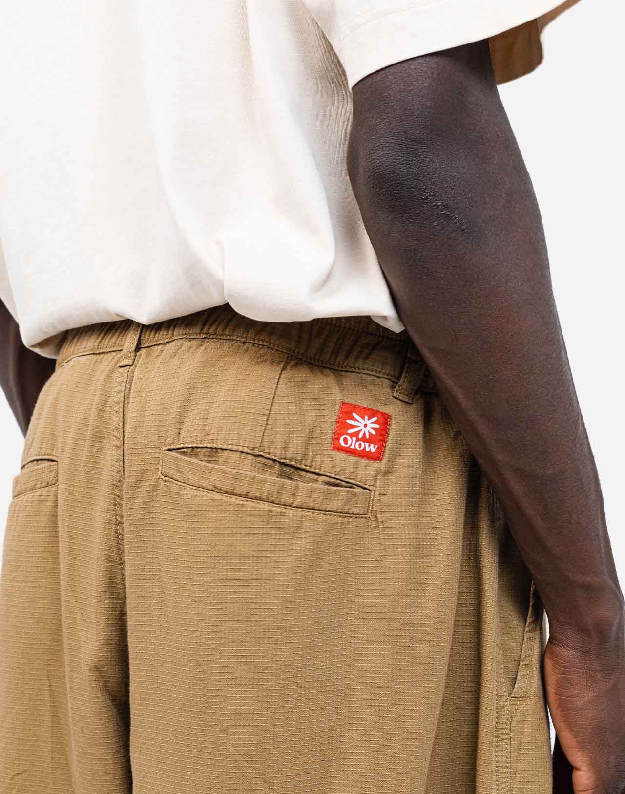 Directly inspired by Japanese wardrobes, the Cargeot model adapts to every style with its loose "balloon pants" fit, large pockets, elasticated waistband, and sturdy organic cotton ripstop fabric.
