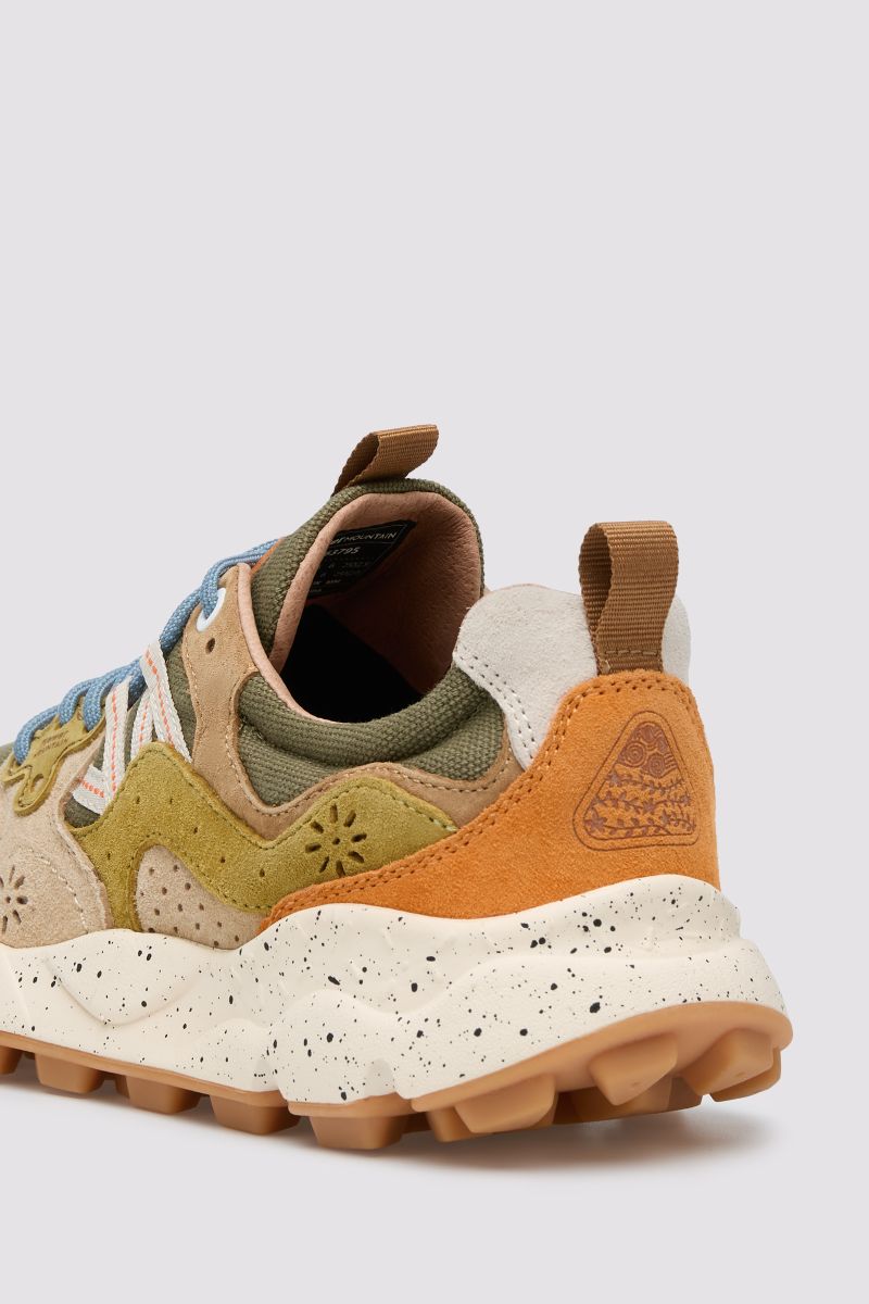 Sneaker with suede upper and technical fabric, perfect for urban use with outdoor character. Shaped flower-shaped eyelets and lace closure. The inner lining combines leather and fabric to ensure comfort and breathability. Inner insole made of cork, which ensures daily comfort. Ultra-light rubber bottom for optimal grip.
