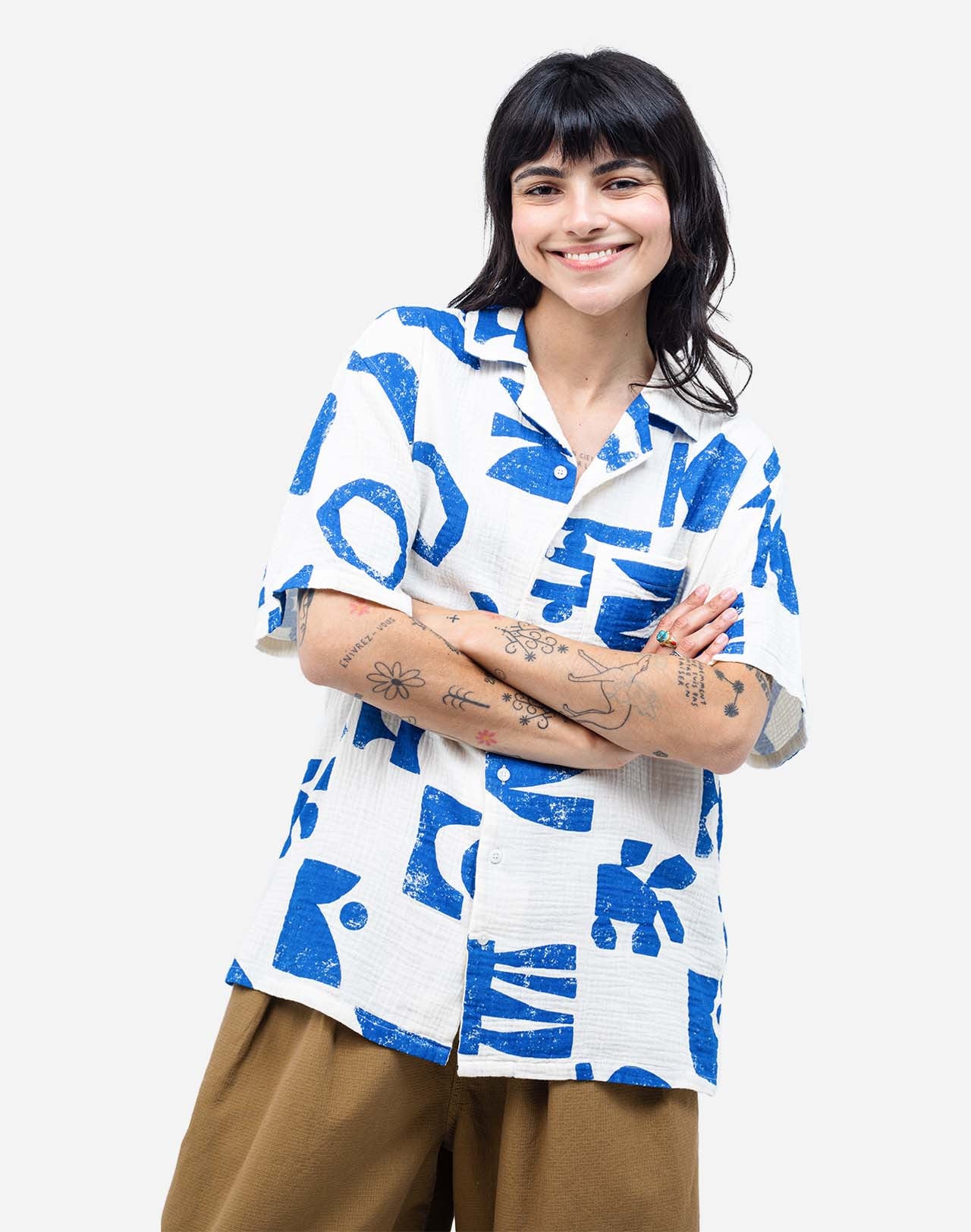 The graphic shapes imagined by artist Caìt McEniff adorn this Hawaiian-cut short-sleeved shirt in an all-over screen print. A summery, lightweight, and relaxed silhouette, defined by the contrast between bright white and intense blue. Crafted from 100% organic cotton gauze with corozo buttons, the Aloha Shapes shirt offers a breathable and easy-to-wear fabric. Its chest pocket and unique pattern make it a piece that is easy to pair.
