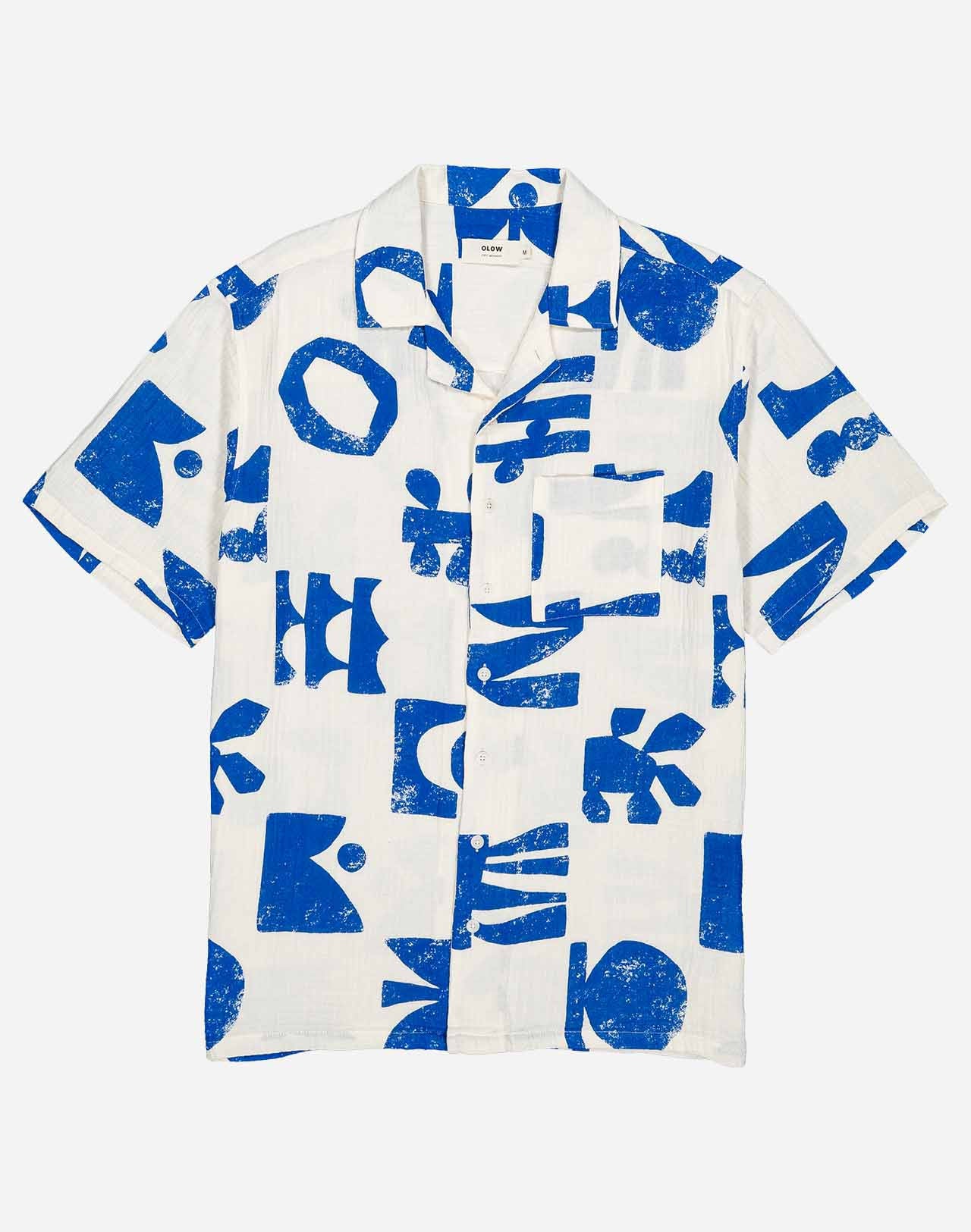 The graphic shapes imagined by artist Caìt McEniff adorn this Hawaiian-cut short-sleeved shirt in an all-over screen print. A summery, lightweight, and relaxed silhouette, defined by the contrast between bright white and intense blue. Crafted from 100% organic cotton gauze with corozo buttons, the Aloha Shapes shirt offers a breathable and easy-to-wear fabric. Its chest pocket and unique pattern make it a piece that is easy to pair.
