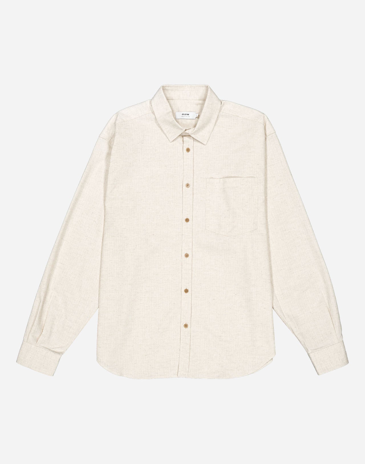 A straight-cut shirt with a curved hem, crafted from a soft and comfortable cotton gauze woven in France, textured with rows of topstitching. A timeless fit that can be worn for any occasion.