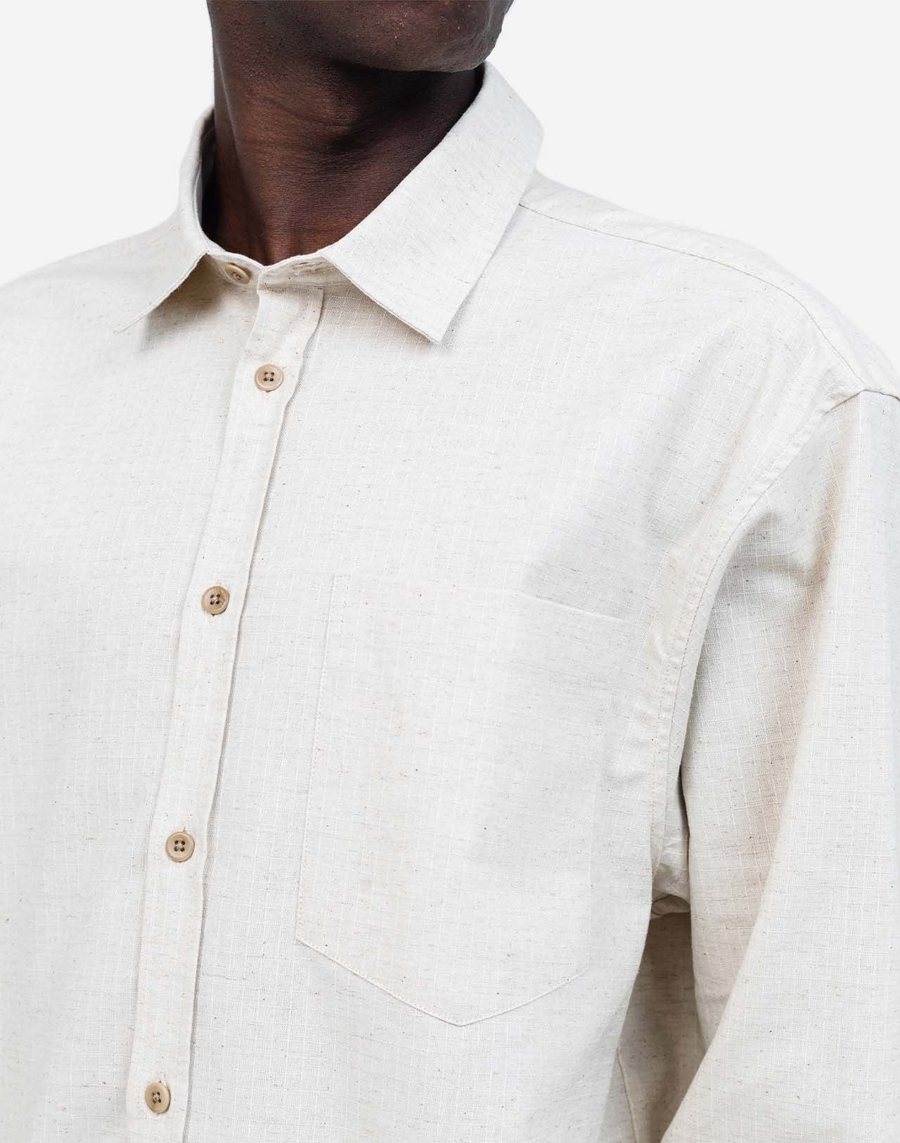 A straight-cut shirt with a curved hem, crafted from a soft and comfortable cotton gauze woven in France, textured with rows of topstitching. A timeless fit that can be worn for any occasion.