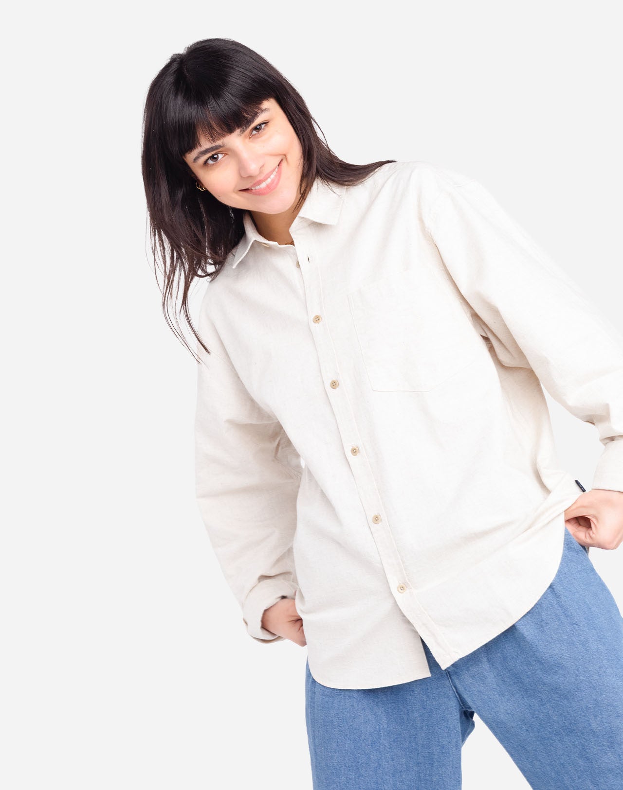 A straight-cut shirt with a curved hem, crafted from a soft and comfortable cotton gauze woven in France, textured with rows of topstitching. A timeless fit that can be worn for any occasion.